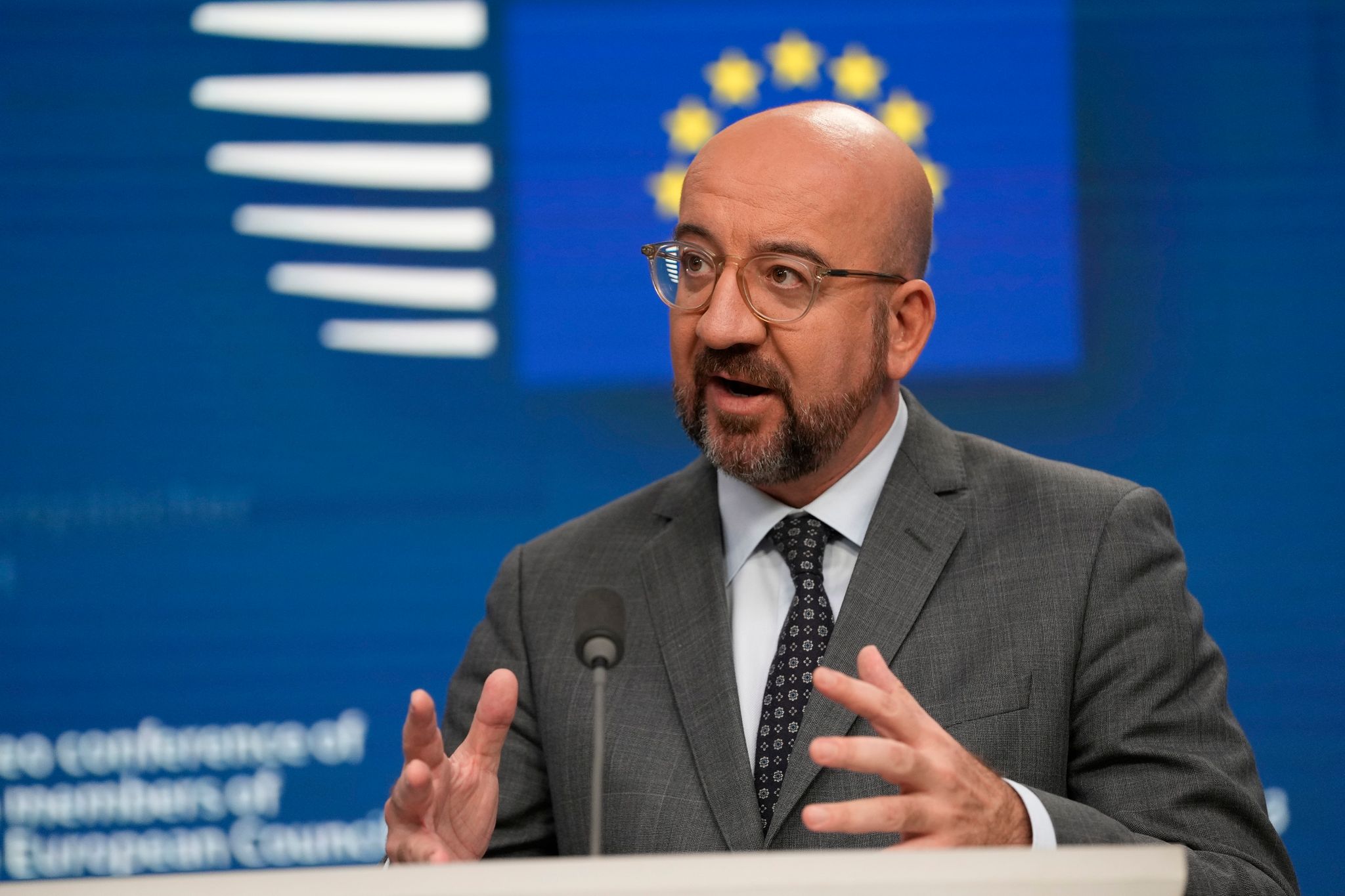 EU-Ratspräsident Charles Michel Spricht Auf Einer Pressekonferenz.