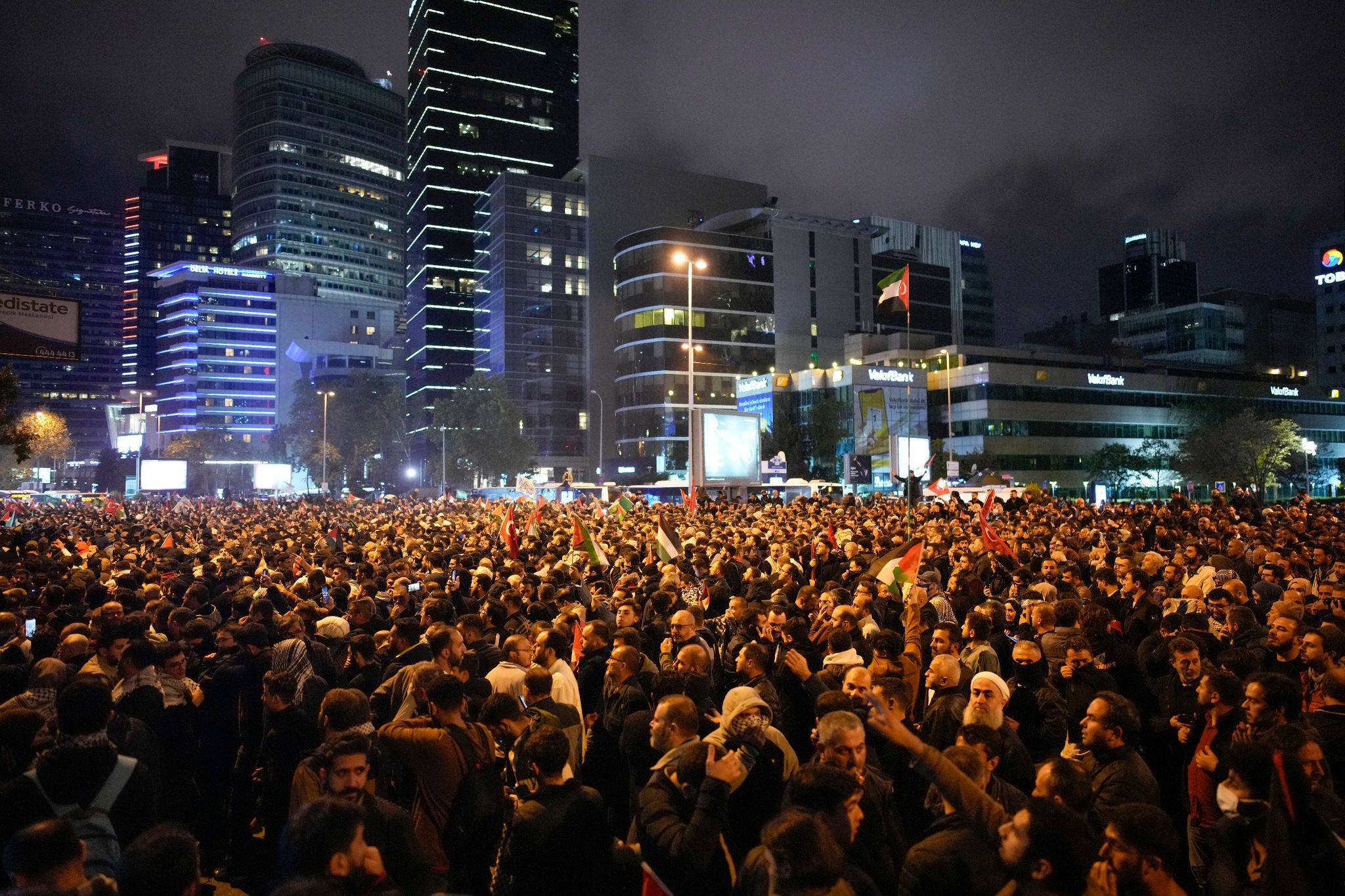 Menschen Versammeln Sich Aus Solidarität Mit Den Palästinensern Vor Dem Israelischen Konsulat In Istanbul.