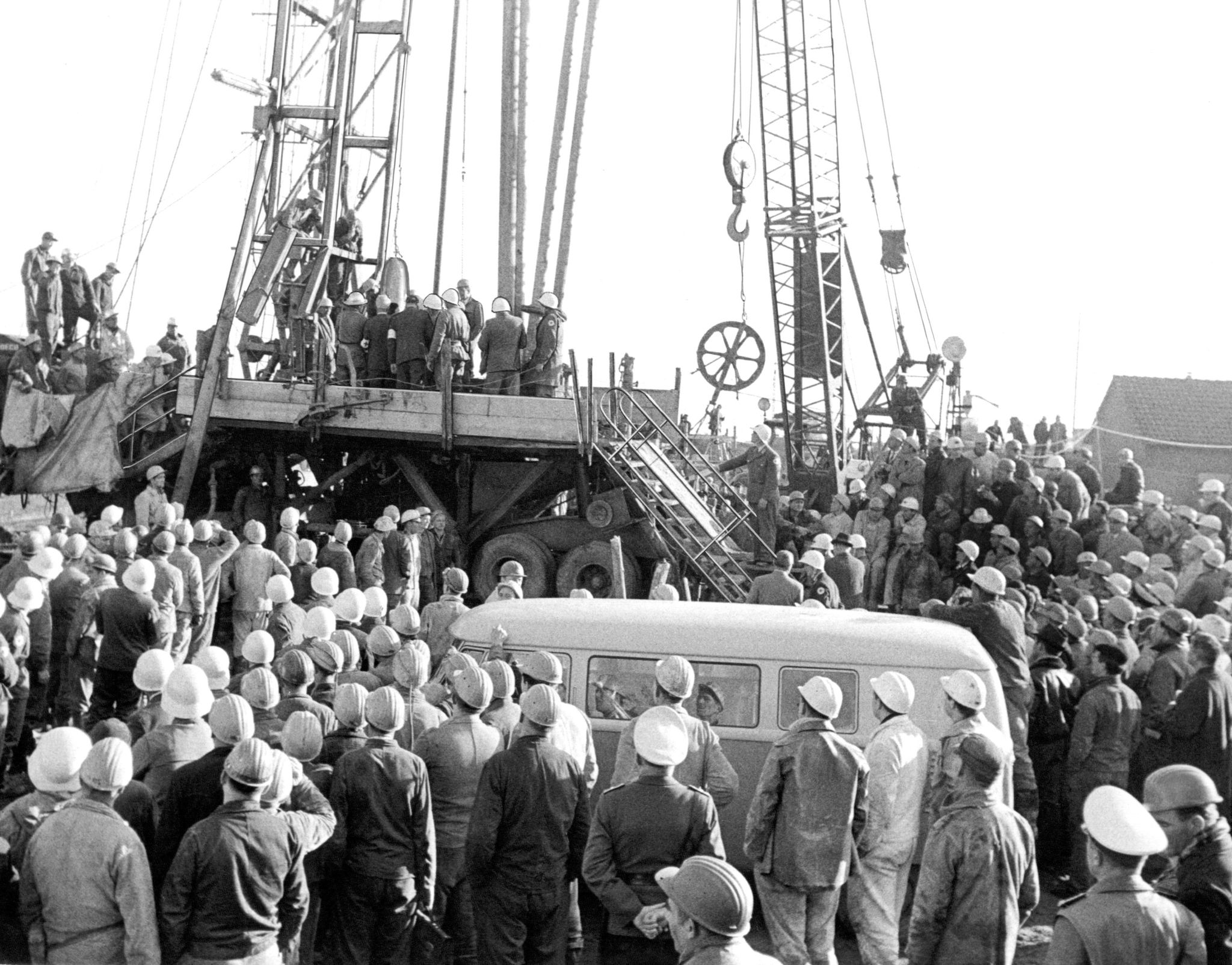 Zahlreiche Helfer Stehen Während Der Dramatischsten Rettungsaktion In Der Geschichte Des Deutschen Bergbaus Neben Der Bohrstelle Im Niedersächsischen Lengede.