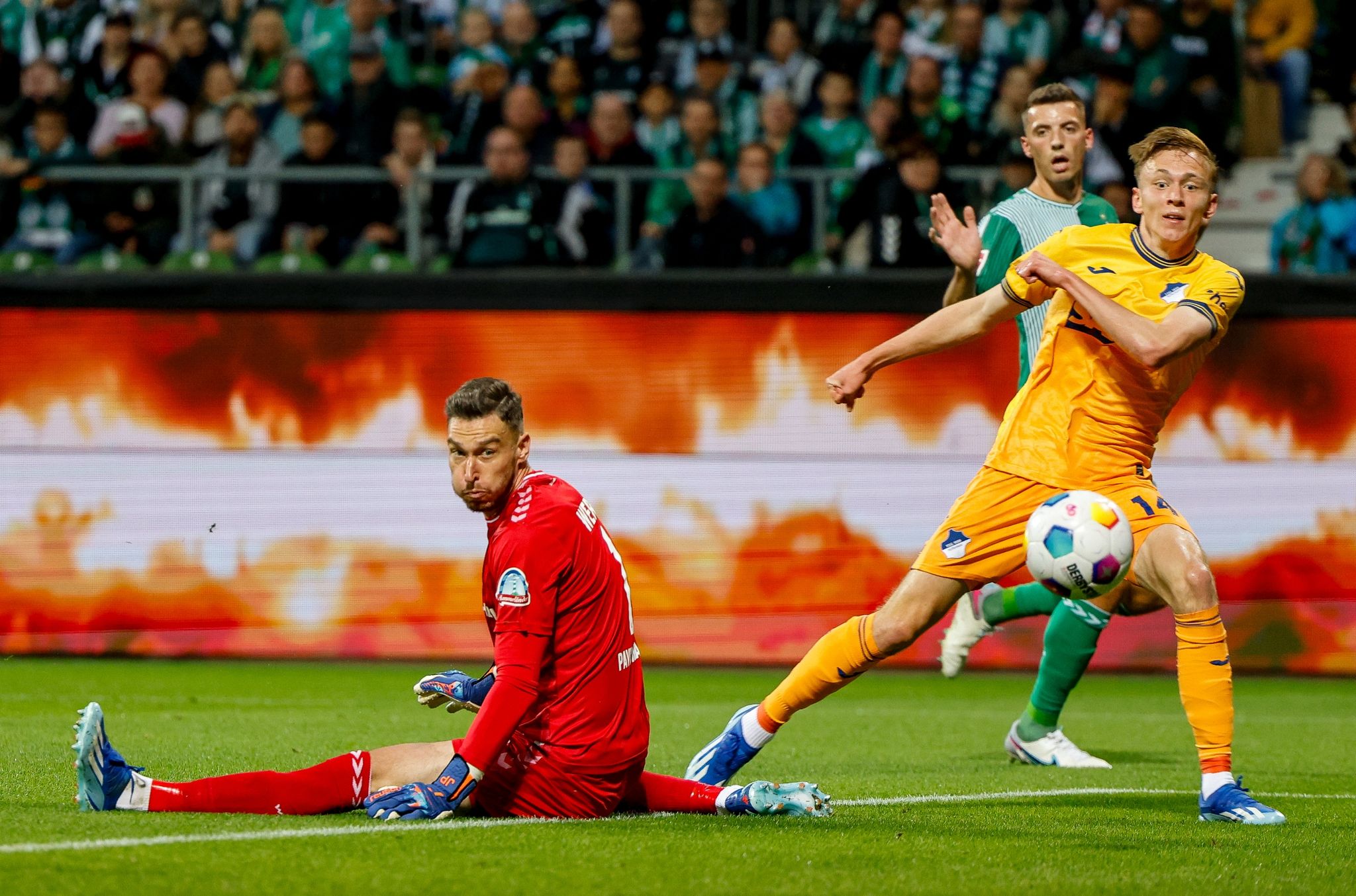Hoffenheims Maximilian Beier (r) Erzielt Gegen Bremens Torwart Jiri Pavlenka (l) Den Treffer Zum 0:1.