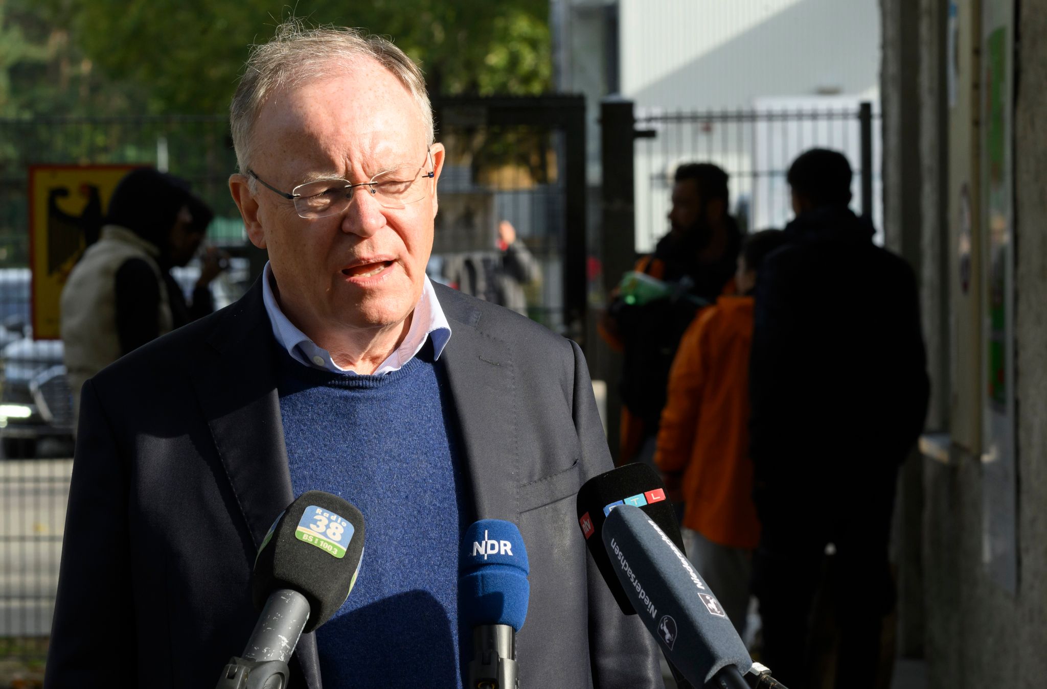 Stephan Weil (SPD), Ministerpräsident Niedersachsen, Steht Vor Der Landesaufnahmebehörde Niedersachsen Am Standort Braunschweig.