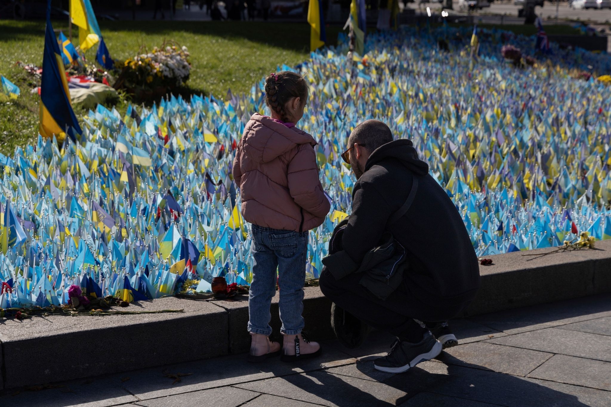 Familienmitglieder Besuchen In Kiew Das Denkmal Für Ukrainische Soldaten, Die Im Krieg Gegen Russland Gefallen Sind.