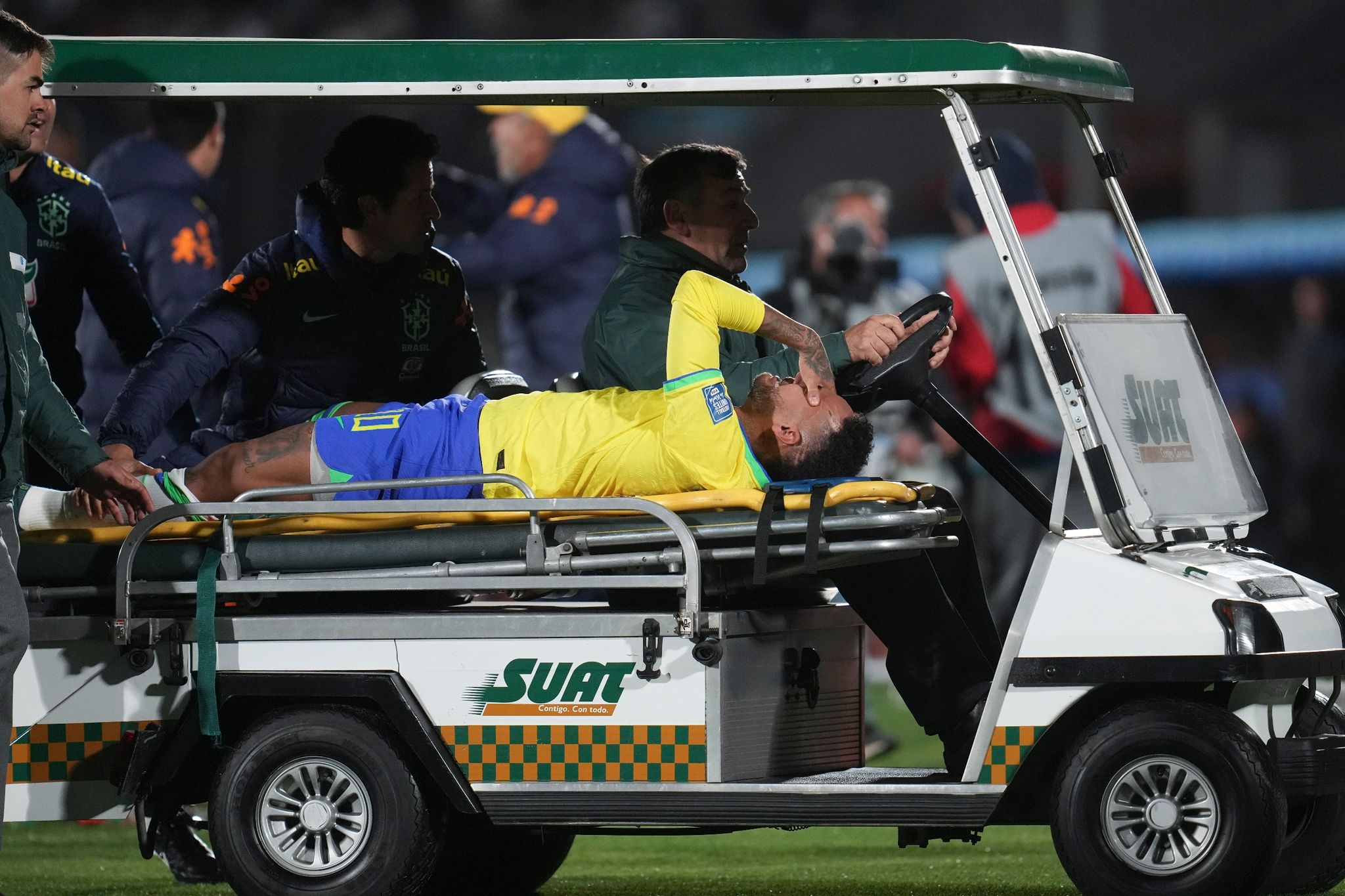 Brasiliens Neymar Wird Vom Spielfeld Gefahren. Im WM-Qualifikationsspiel In Uruguay Hat Sich Der Spieler Das Vordere Kreuzband Sowie Den Meniskus Im Linken Knie Gerissen.