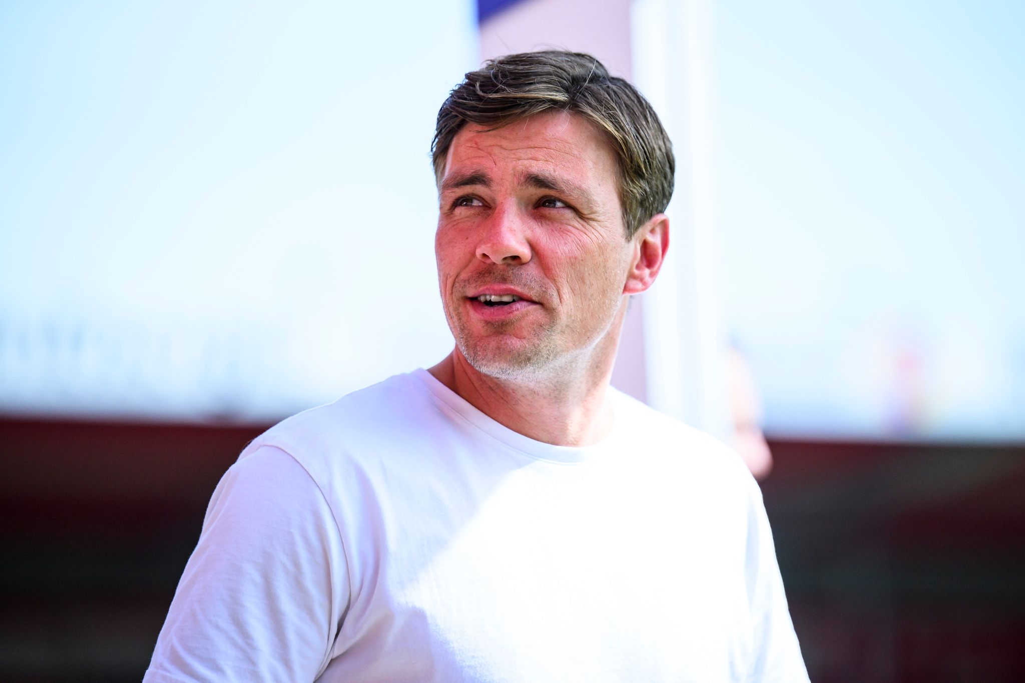 Profifußball-Leiter Clemens Fritz Steht Vor Einem Spiel Im Stadion.