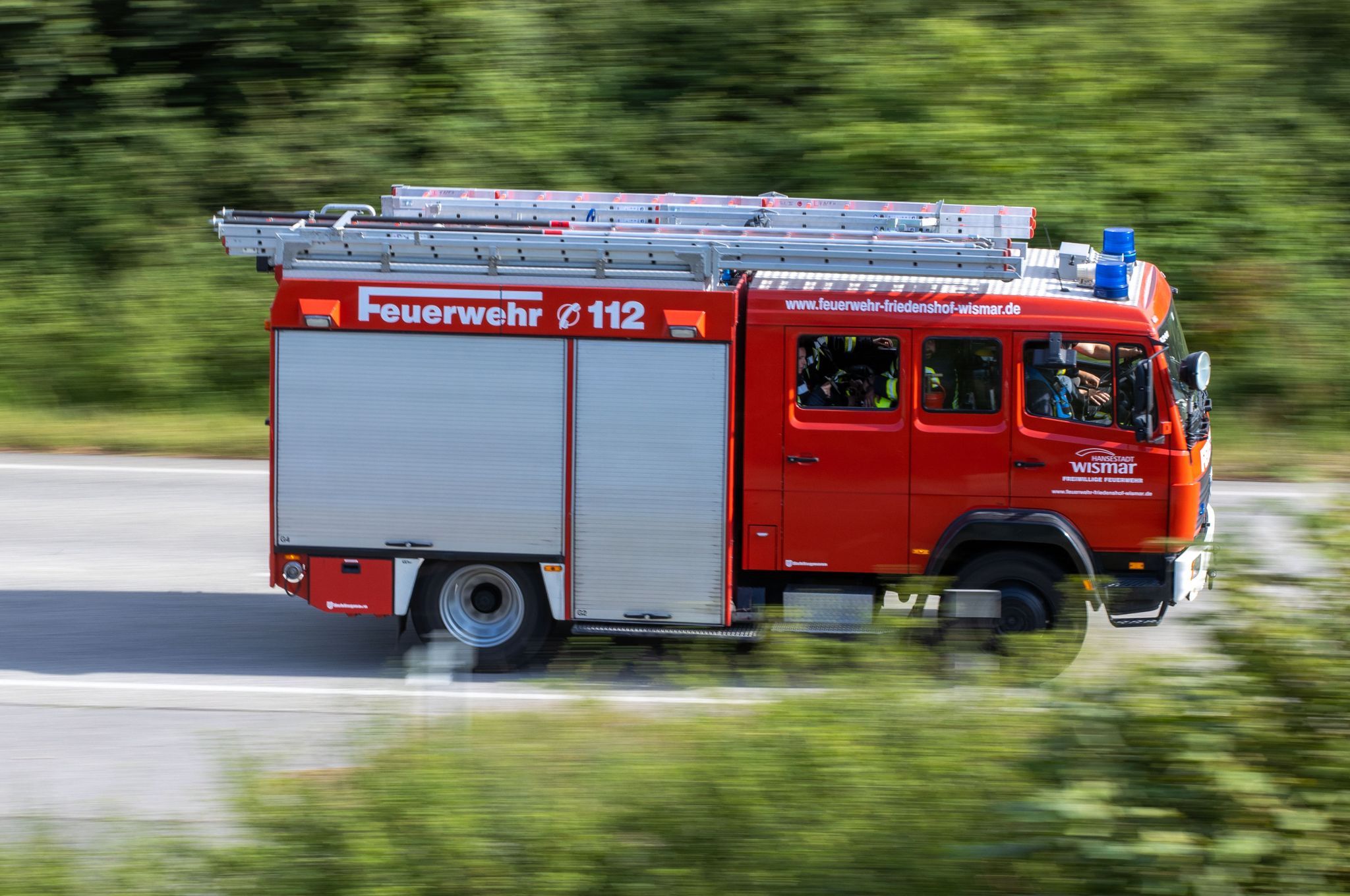 Ein Löschfahrzeug Der Feuerwehr Fährt Zu Einem Einsatz.