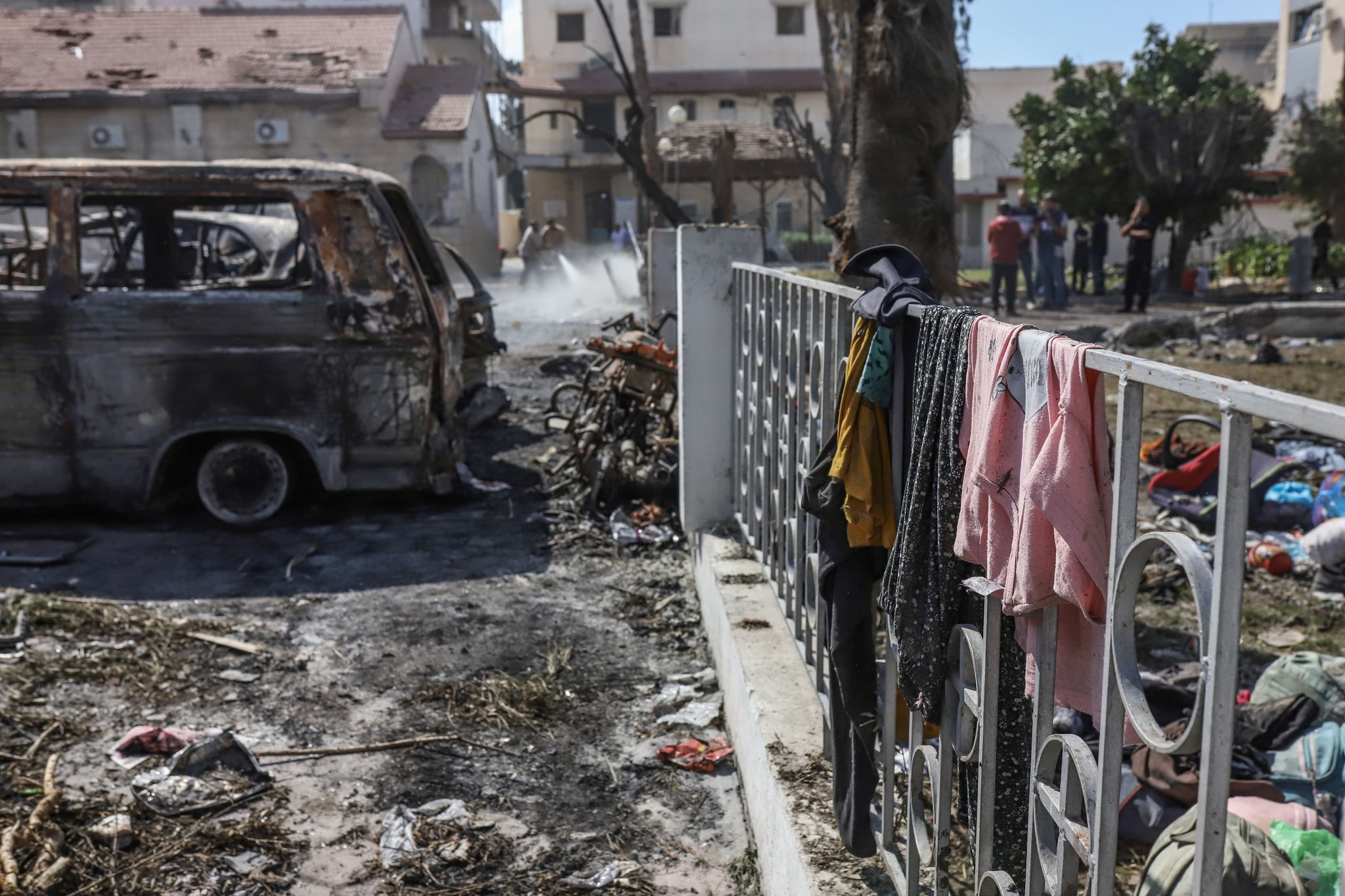 Nach Einer Explosion Vor Dem Ahli Arab Krankenhaus In Der Stadt Gaza, Sieht Man Habseligkeiten Der Menschen Verteilt Auf Dem Boden Liegen.