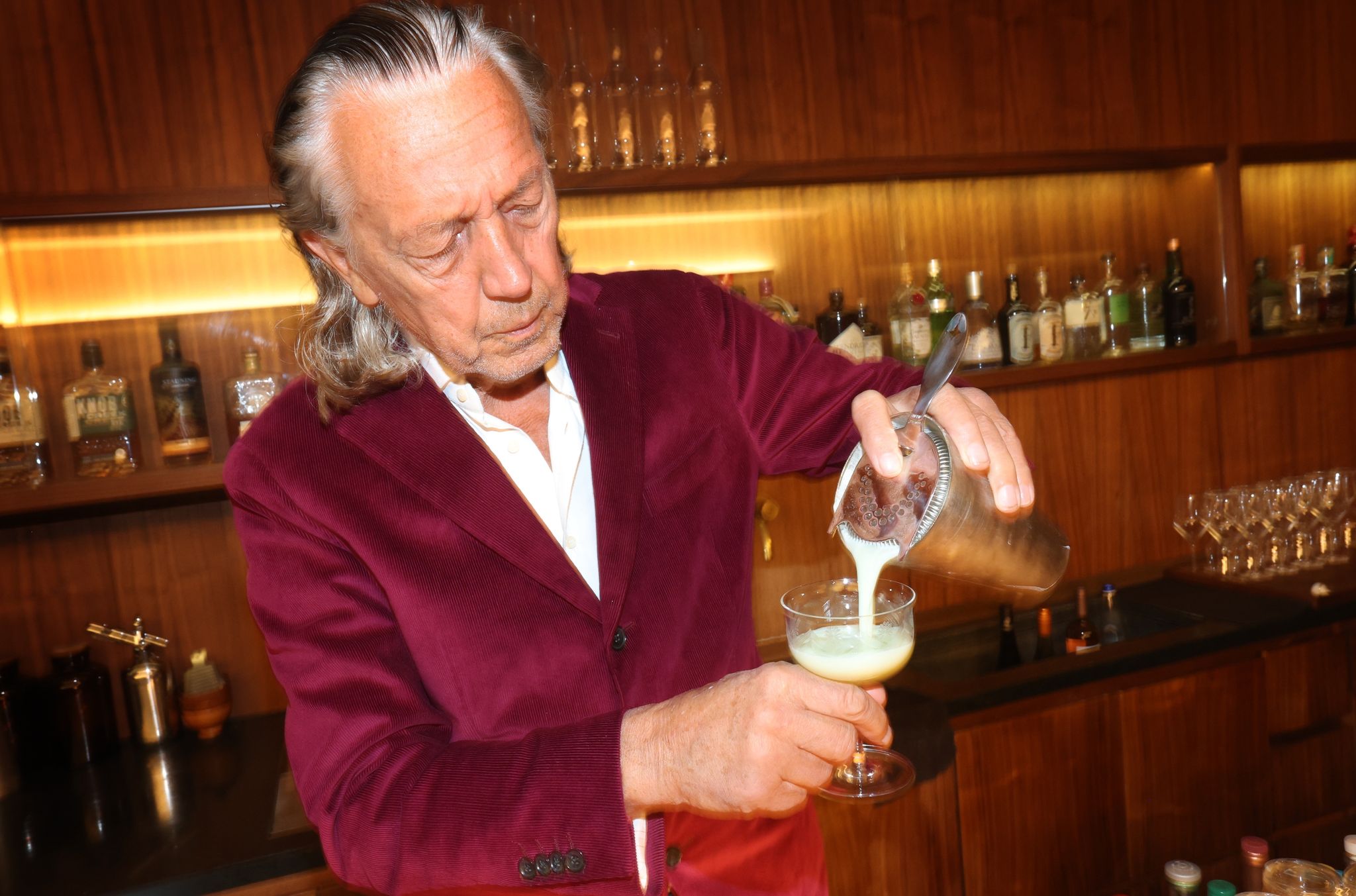 Charles Schumann Mixt In Seiner Bar In München «Swimming Pool».