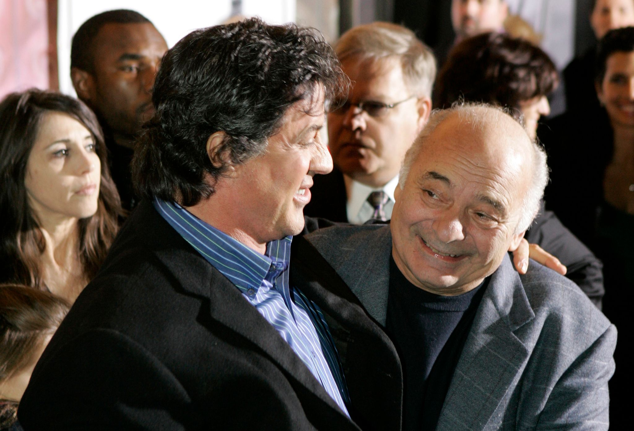 Sylvester Stallone (l) Umarmt Burt Young (2006).