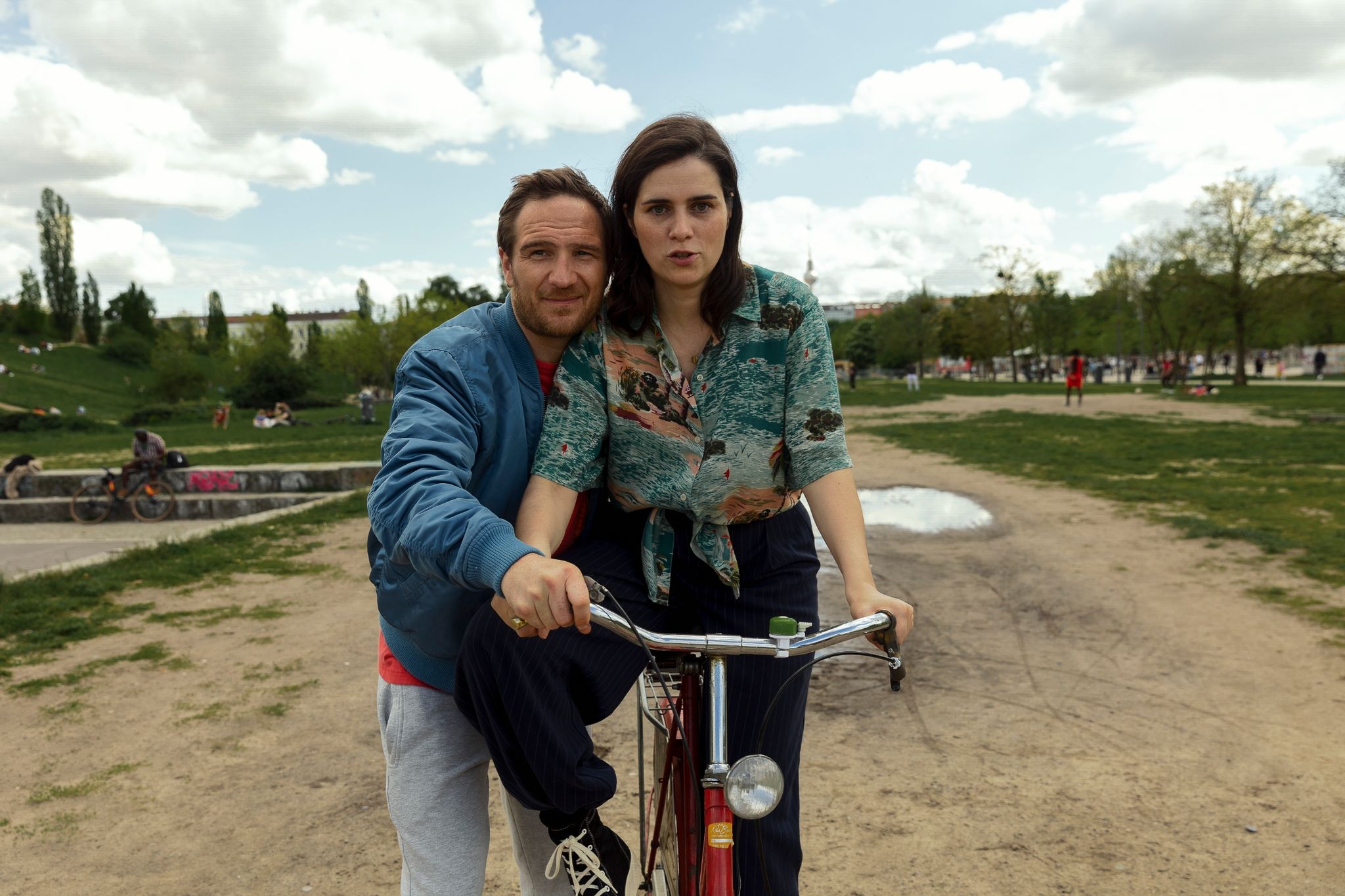 Frederick Lau Als Mark Und Nora Tschirner Als Helena In Einer Szene Des Films "One For The Road".