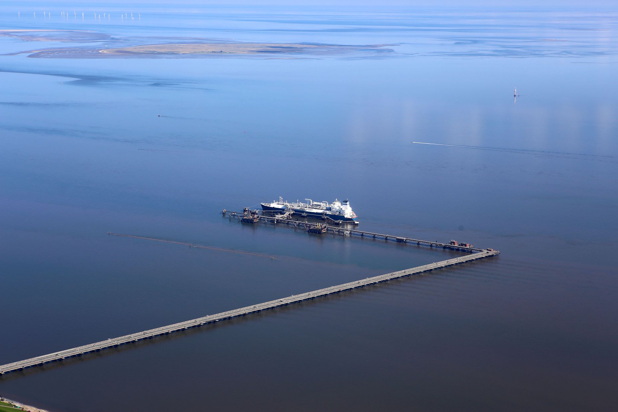 Luftaufnahme Des LNG-Speicher- Und Verdampfungs-Schiffes «Höegh Esperanza» Am LNG-Terminal Wilhelmshaven.