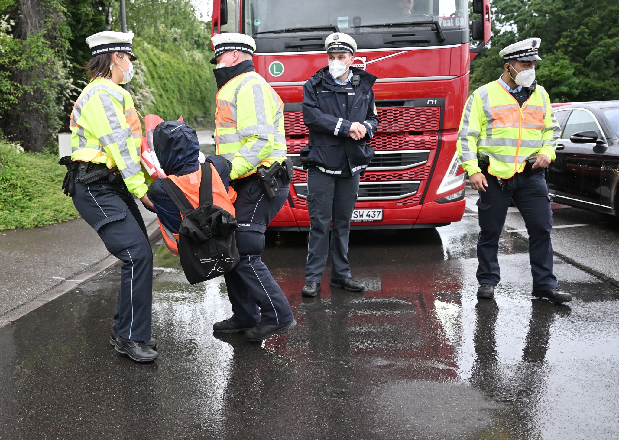 Polizisten Tragen Einen Demonstranten Der Aktivistengruppierung "Letzte Generation" Weg.