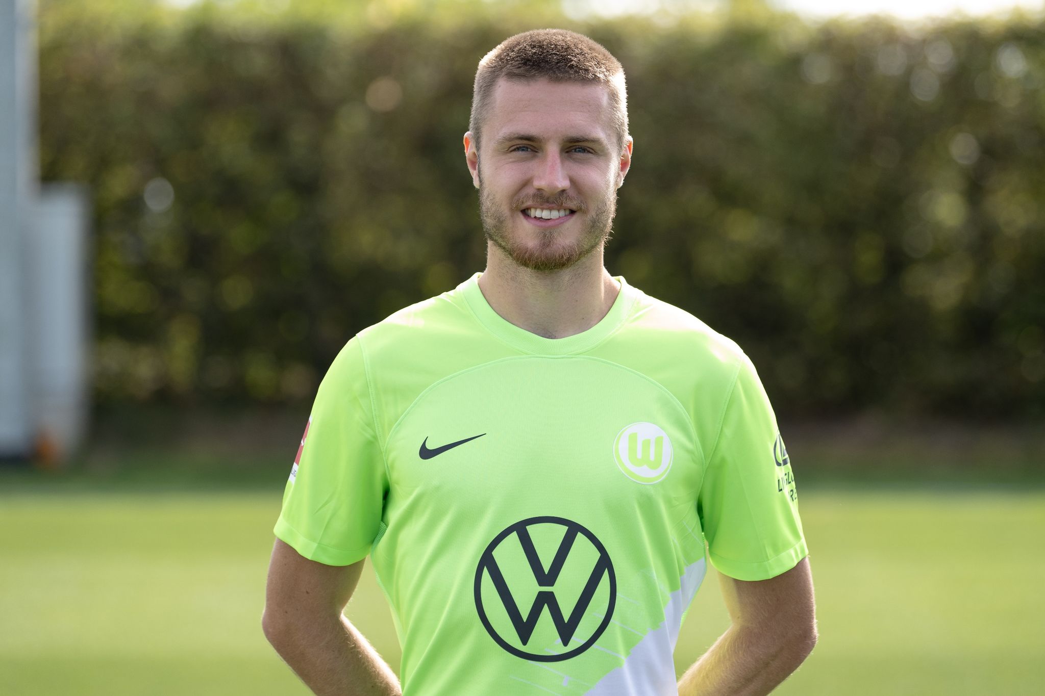 Wolfsburgs Mattias Svanberg Steht Für Ein Porträtfoto Auf Dem Spielfeld.