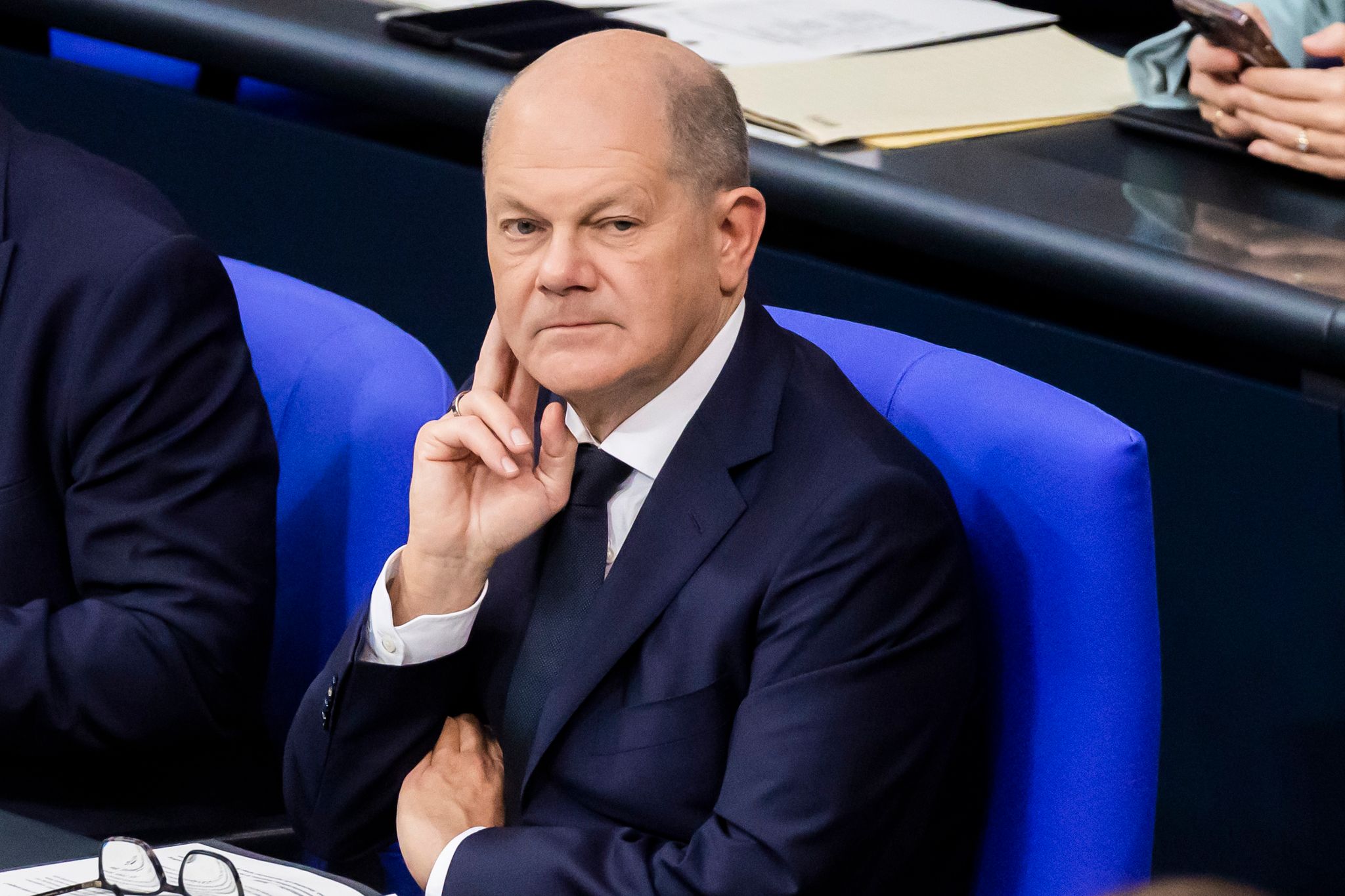 Bundeskanzler Olaf Scholz Im Plenum Des Bundestages.