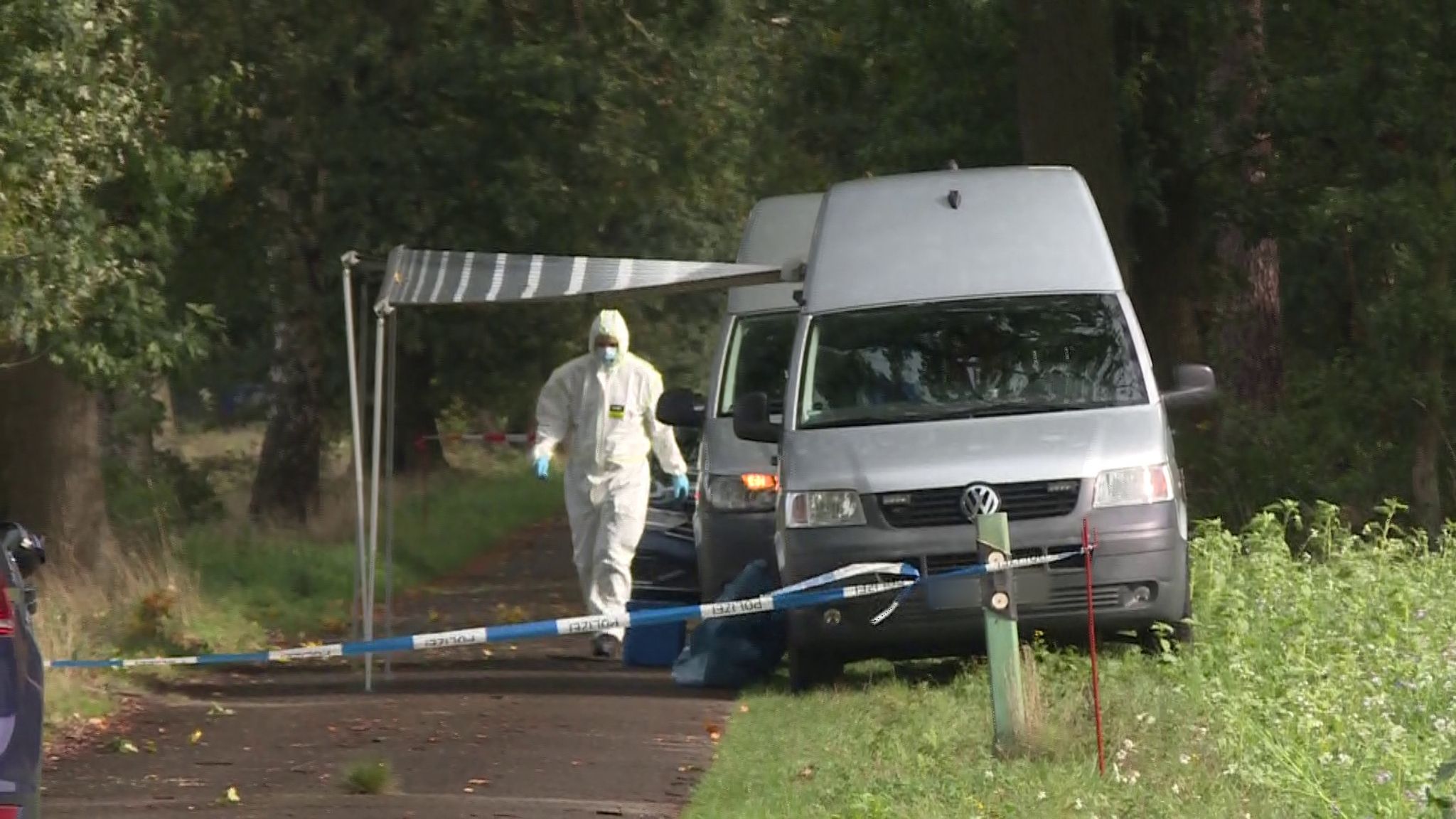 Mitarbeiter Der Spurensicherung Sind An Einem Waldstück In Der Region Hannover Im Einsatz.