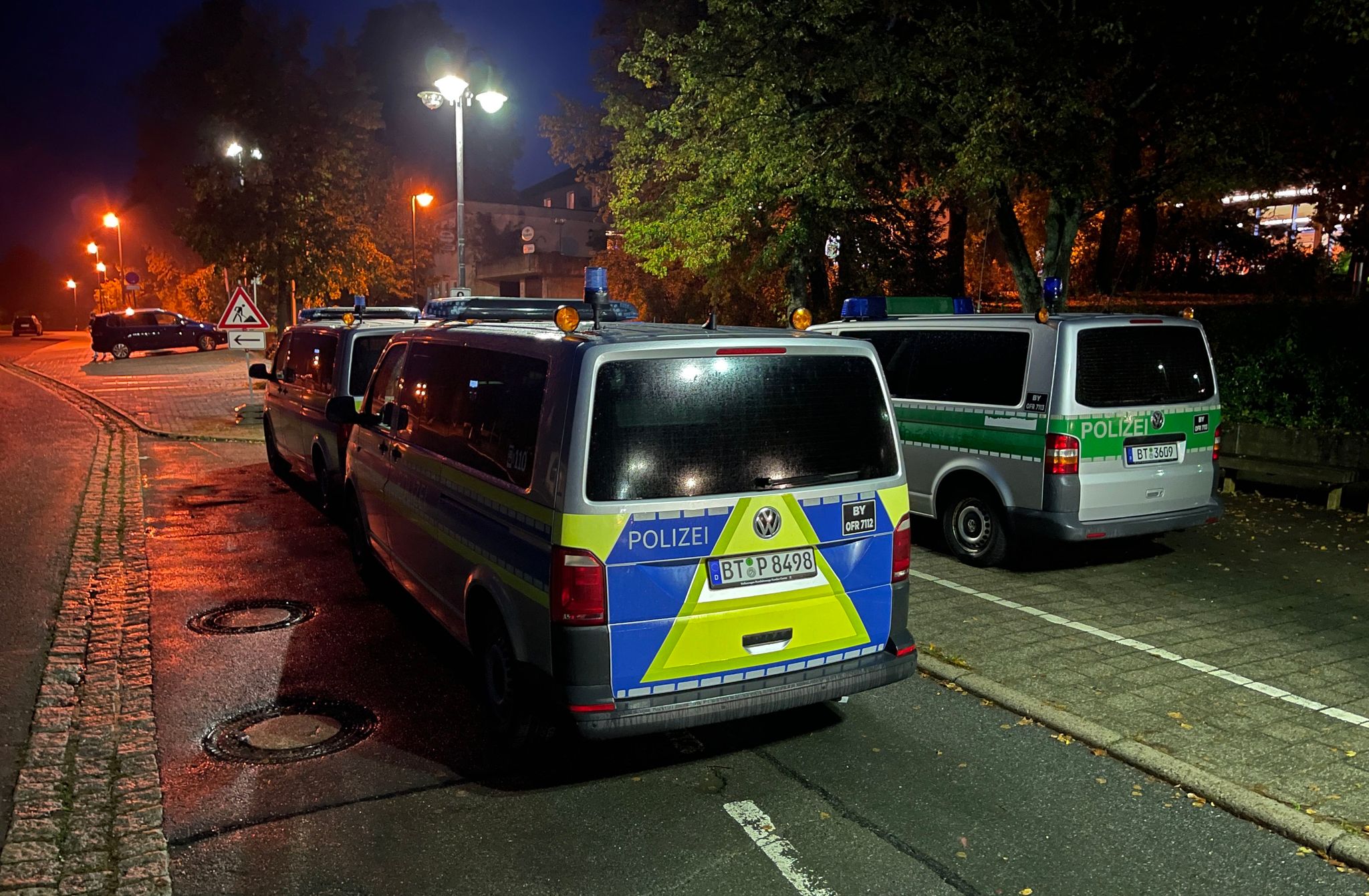 Polizeifahrzeuge Stehen Vor Der Gesamtschule In Hollfeld Im Landkreis Bayreuth.