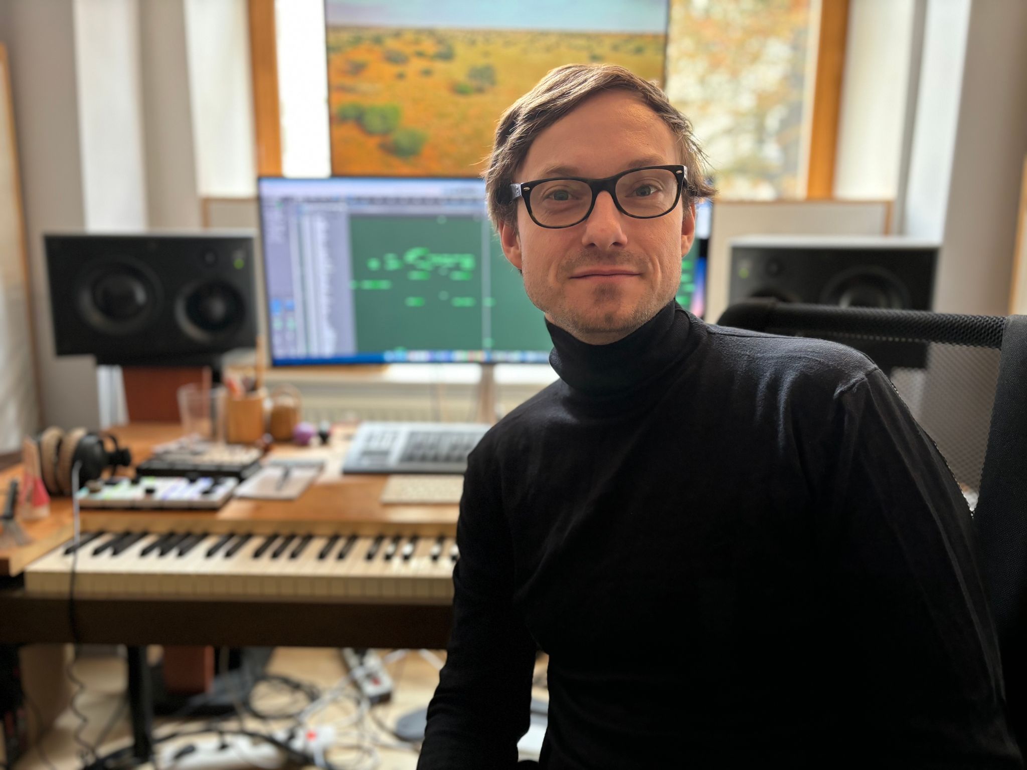 Sascha Blank In Seinem Studio. Er Erhält Mit Dem Dokumentarfilm «Wings Of Dust», Für Den Er Die Filmmusik Geschrieben Hat, Den Renommierten Student Academy Award.