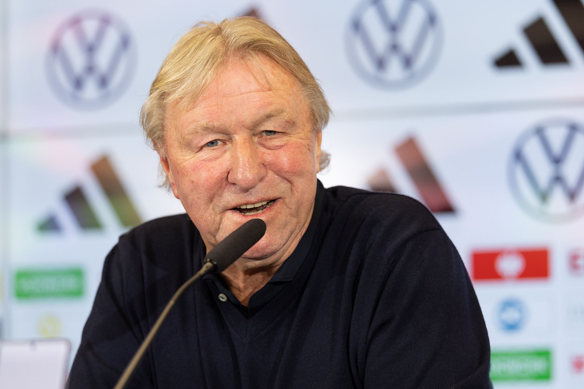 Hrubesch Startet Mit Liebeserklärung Bei Den DFB-Frauen