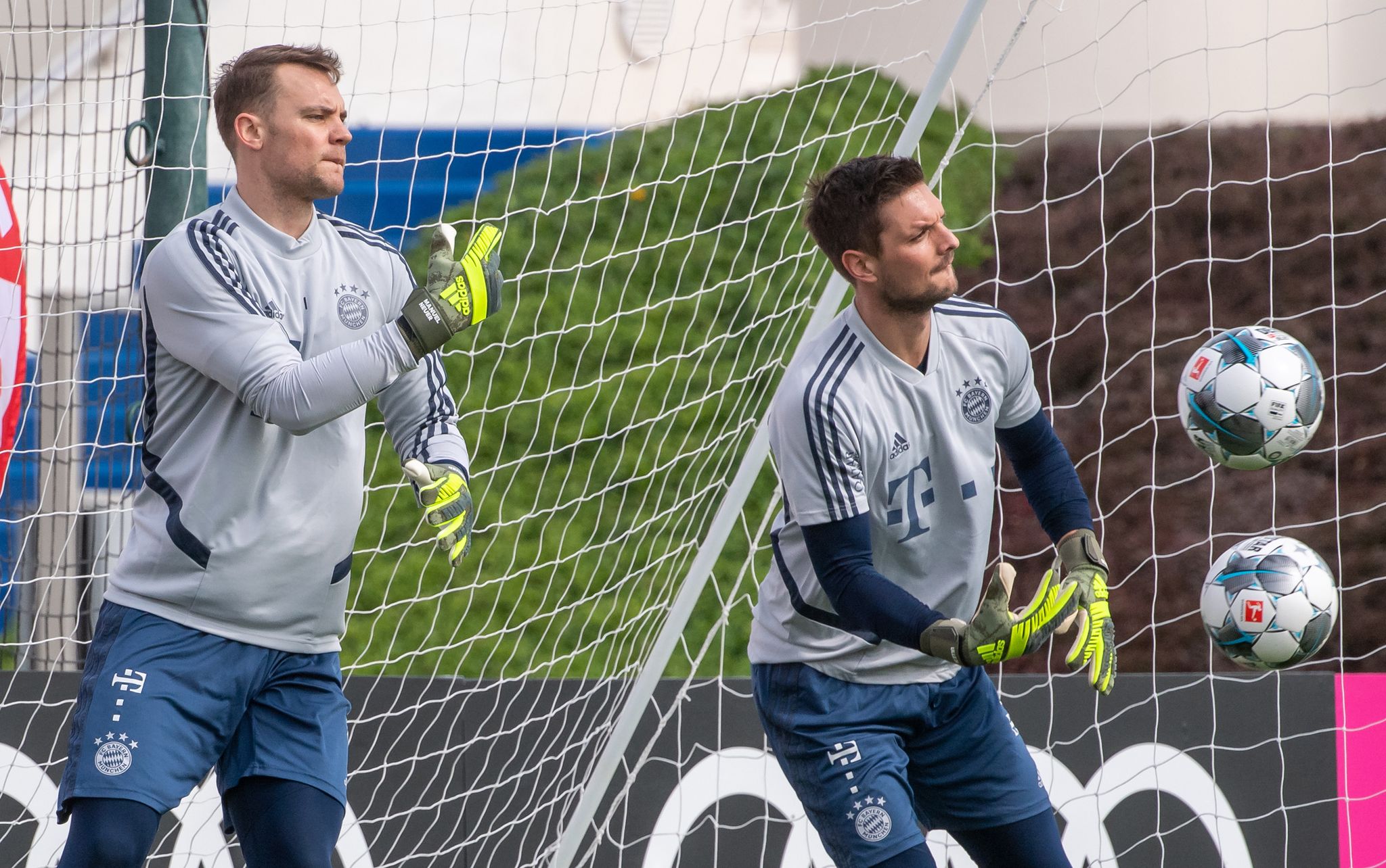 Manuel Neuer (l) Hat Bei Bayern Wieder Das Training Aufgenommen - Im Tor Bleibt Aber Vorerst Sven Ulreich.