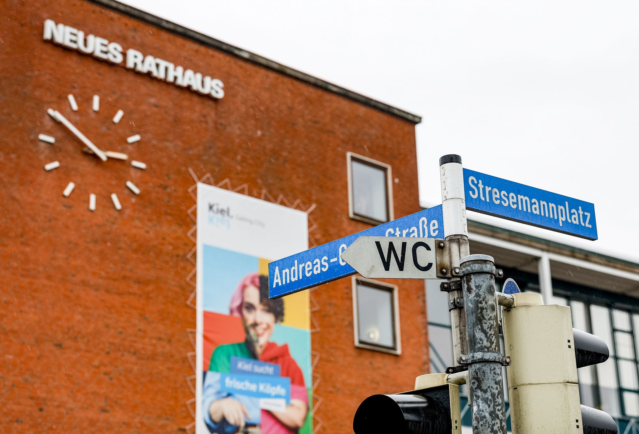 Straßenschilder Kennzeichen Die Kreuzung Andreas-Gayk-Straße Und Stresemannplatz In Kiel, Auf Der Sich Ein Schwerer Unfall Ereignete.