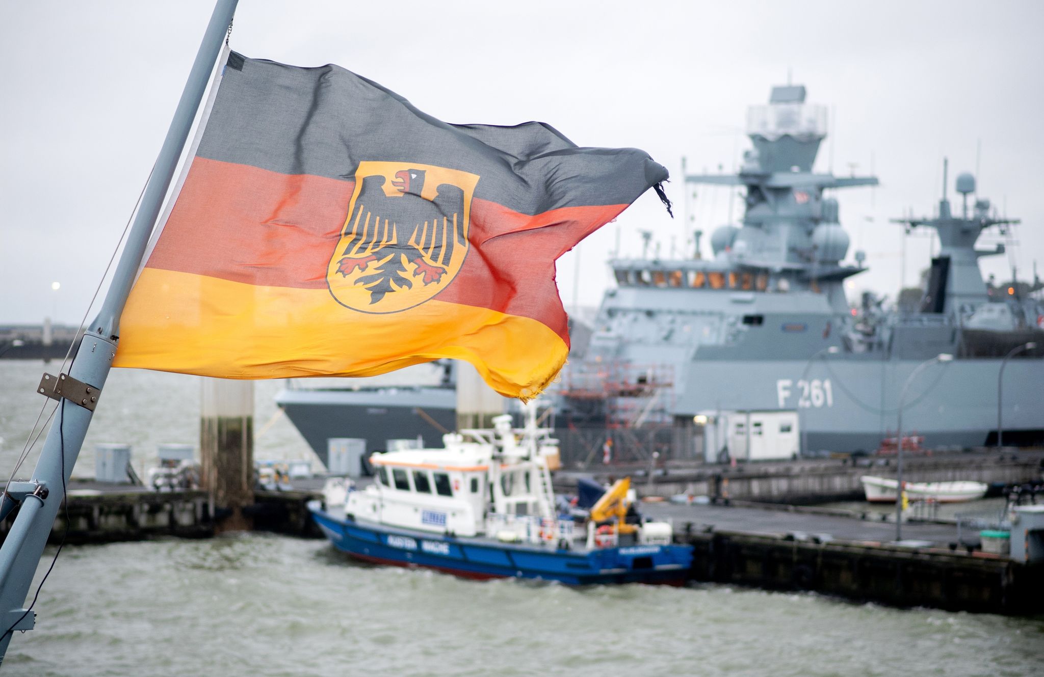Eine Flagge Der Bundesrepublik Deutschland Weht An Bord Der Fregatte „Baden-Württemberg“ (F222) Am Marinestützpunkt Im Starken Wind.
