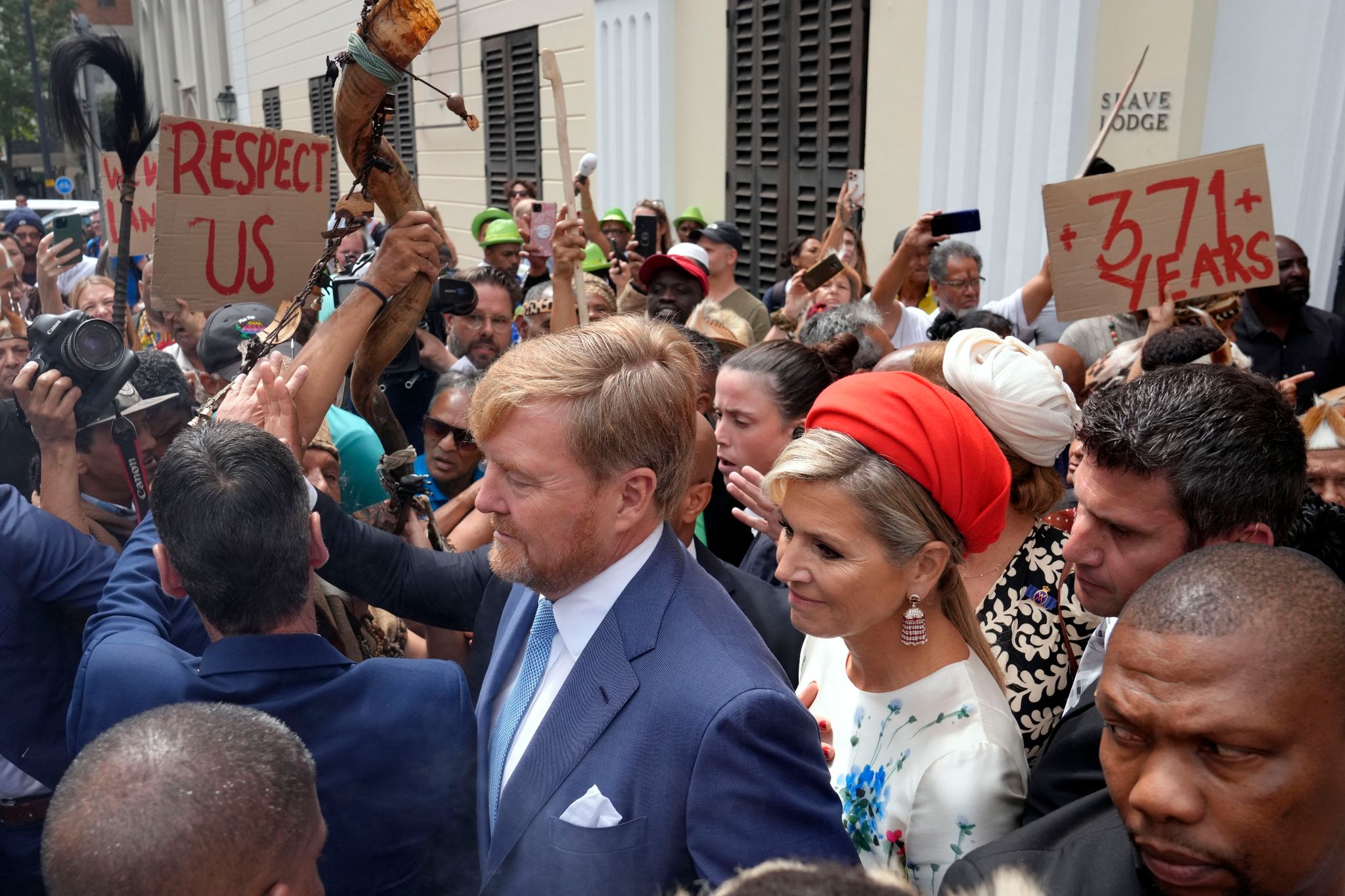 König Willem-Alexander Und Königin Máxima Sind Bei Einem Staatsbesuch In Südafrika Von Wütenden Demonstranten Bedrängt Worden.