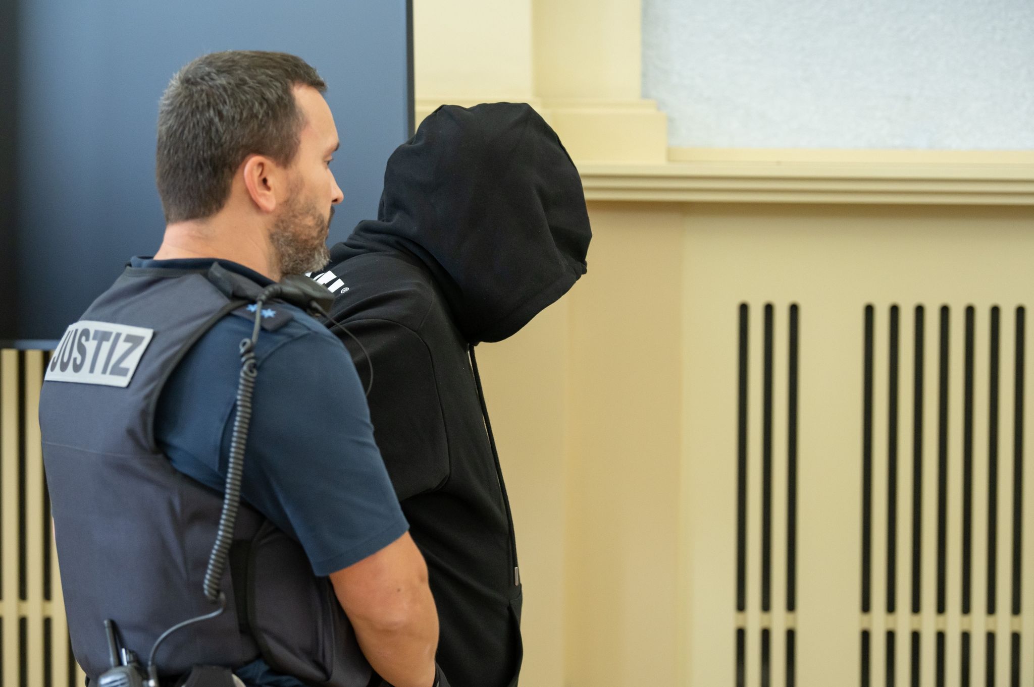 Der Angeklagte (r) Wird Vor Prozessbeginn In Den Gerichtssaal Gebracht. Gegen Ihn Wurde Eine Lebenlange Haftstrafe Verhängt.