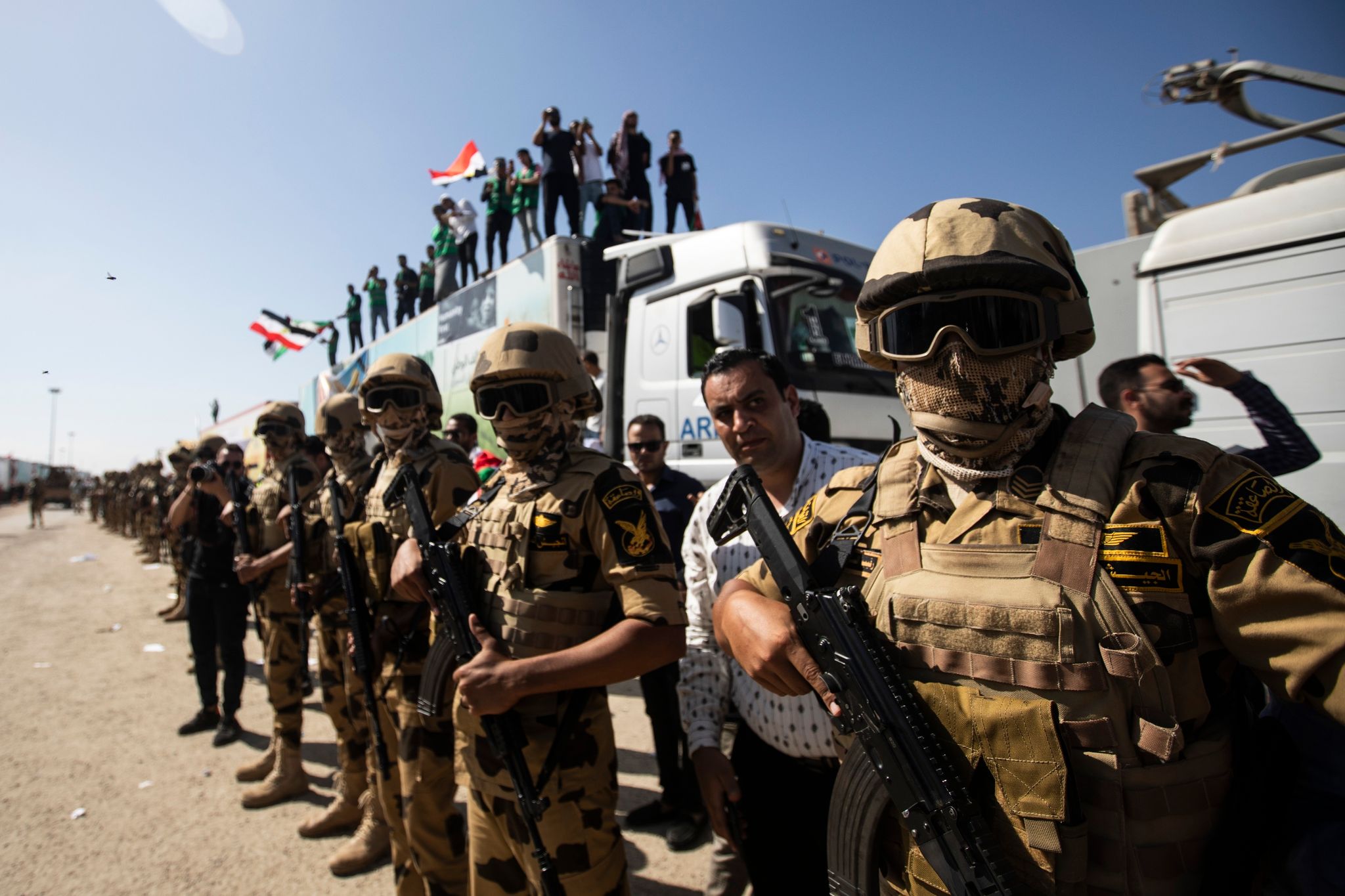 Soldaten Der ägyptischen Armee Stehen Am Grenzübergang Rafah Zwischen Ägypten Und Dem Gaza-Streifen.