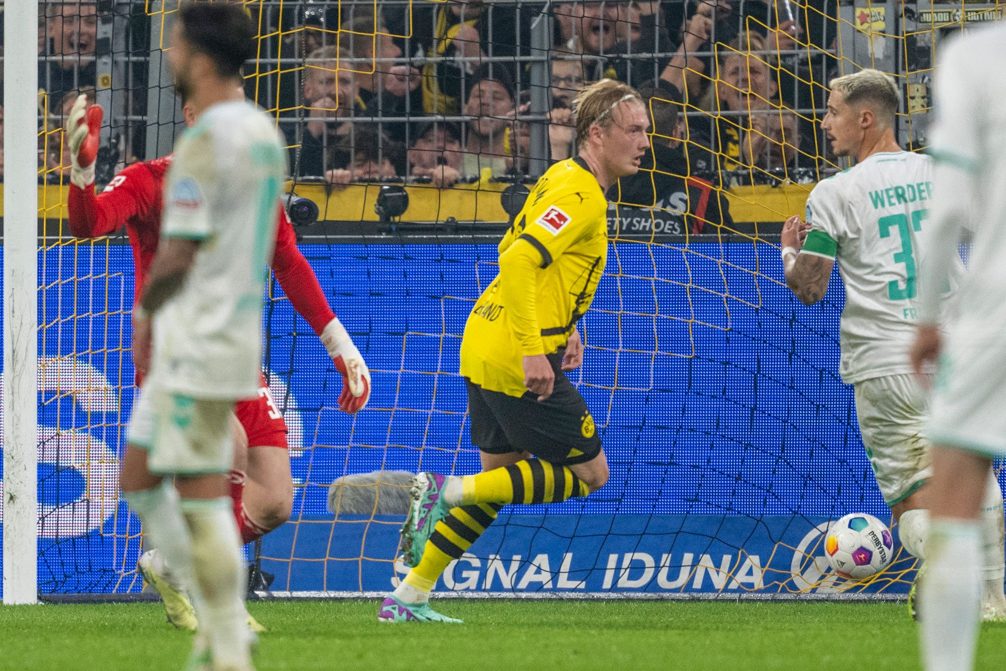 War Mit Seinem Tor Der Dortmunder Matchwinner: Julian Brandt (M).