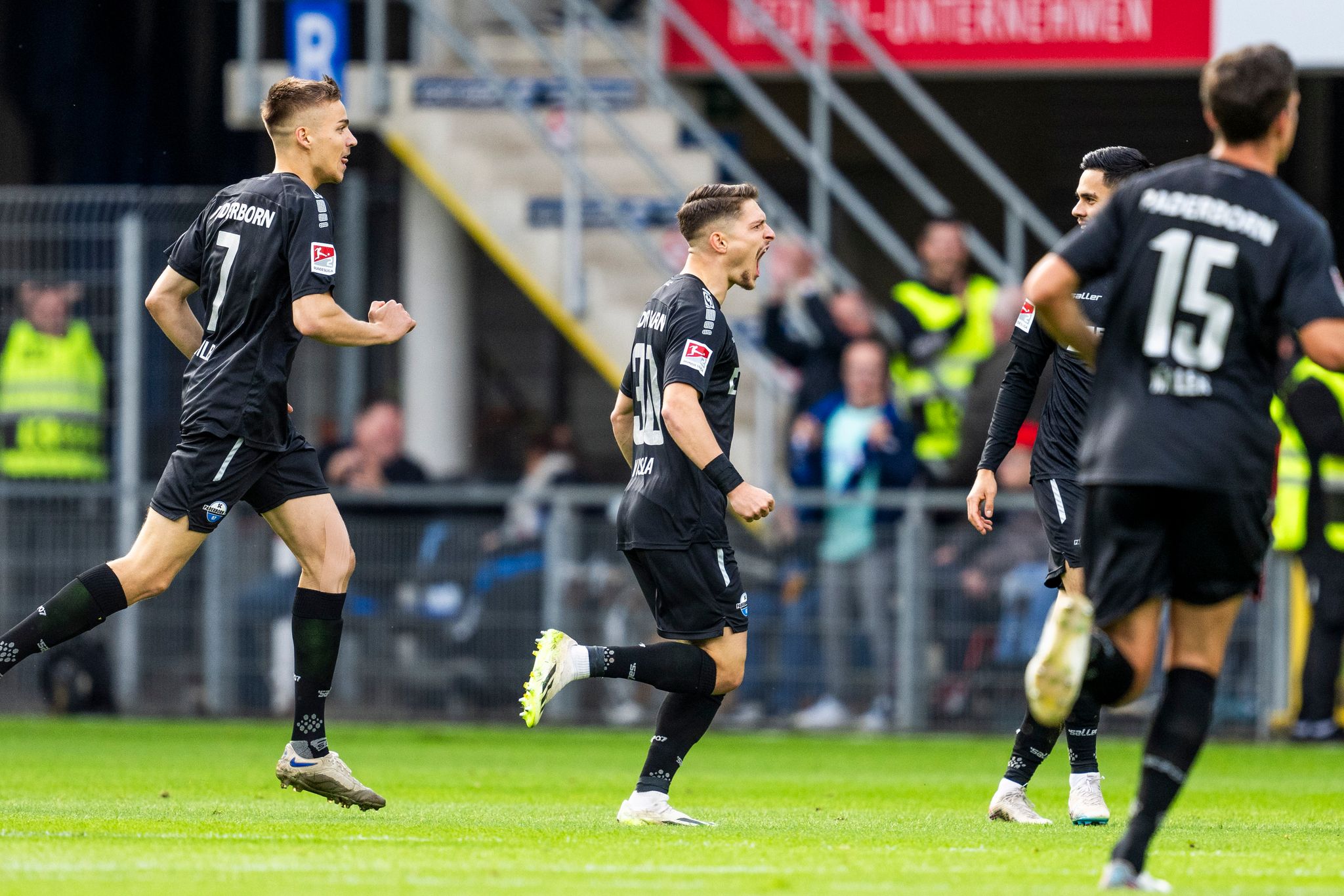 Paderborns Florent Muslija (M.) Jubelt Nach Seinem Tor Zum 1:0.
