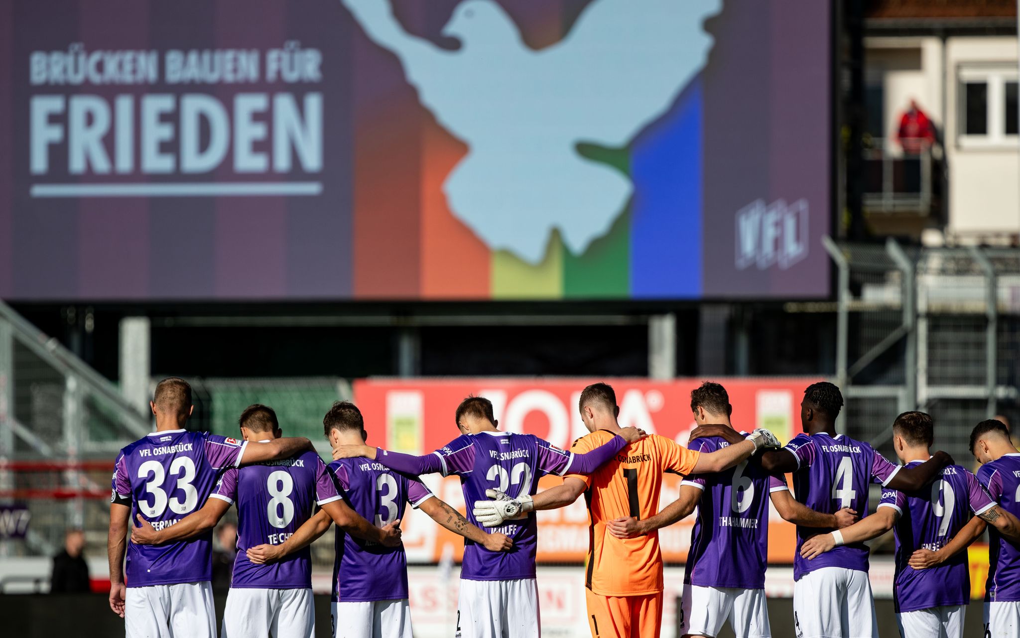 Osnabrücks Spieler Stehen Bei Einer Schweigeminute Für Den Frieden Auf Dem Platz.