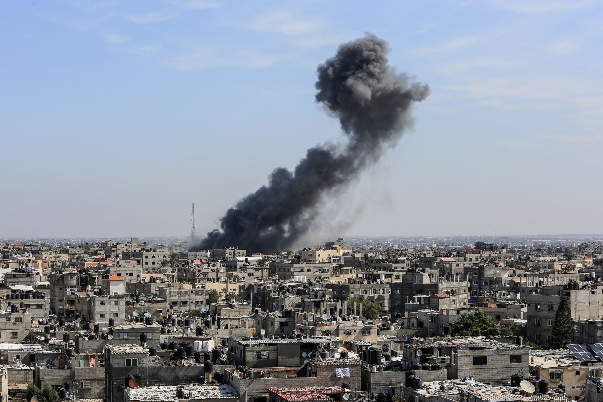 Rauch Steigt In Der Nähe Von Rafah Auf.
