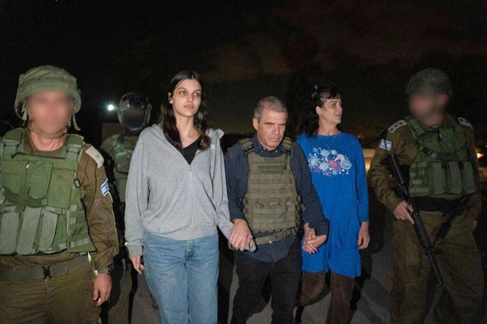 Knapp Zwei Wochen Nach Der Entführung Von Mehr Als 200 Menschen Aus Israel Hat Die Islamistische Hamas Im Gazastreifen Zwei Der Geiseln Freigelassen. Judith Raanan (2.v.r) Und Ihre 17-jährige Tochter Natalie Werden Von Israelischen Soldaten Und Brigadegeneral Gal Hirsch (M) Begleitet.