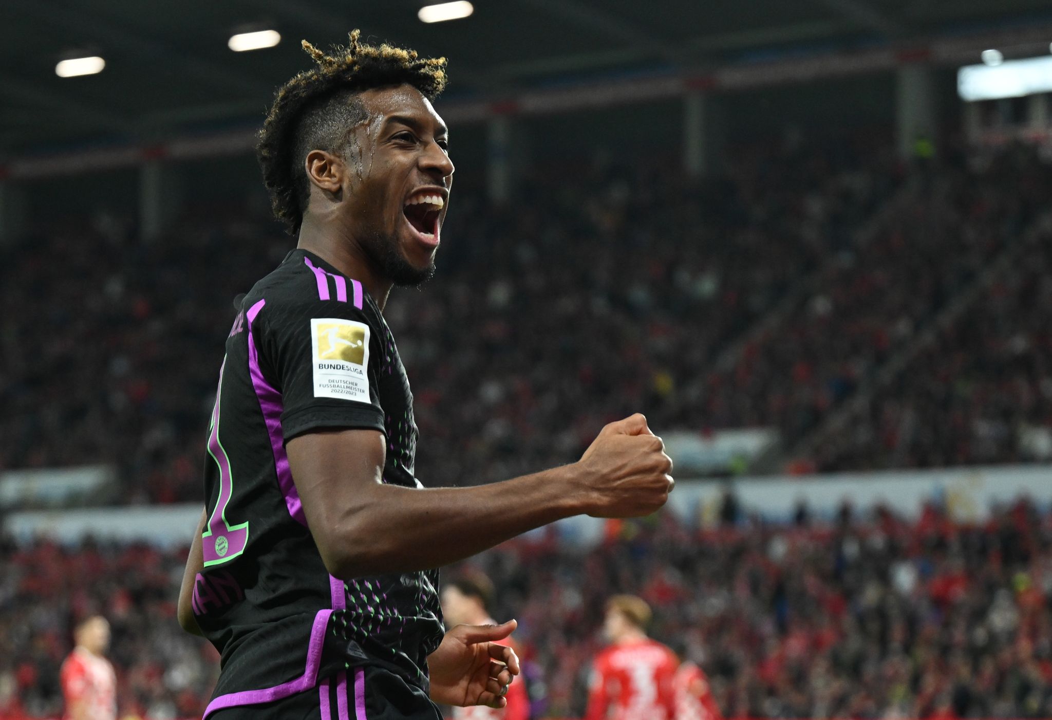 Münchens Kingsley Coman Bejubelt Den Auswärtssieg Des FC Bayern Bei Mainz 05.