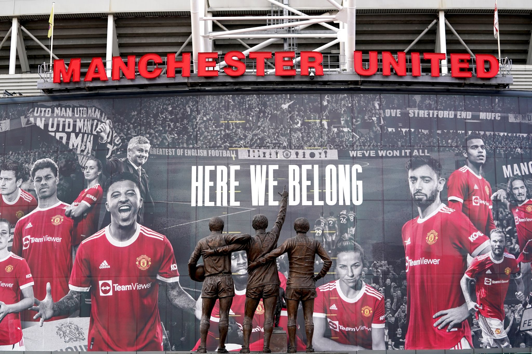 Vor Dem Stadion Old Trafford Stehen Statuen Der Ehemaligen Manchester-United-Spieler George Best, Denis Law Und Sir Bobby Charlton.