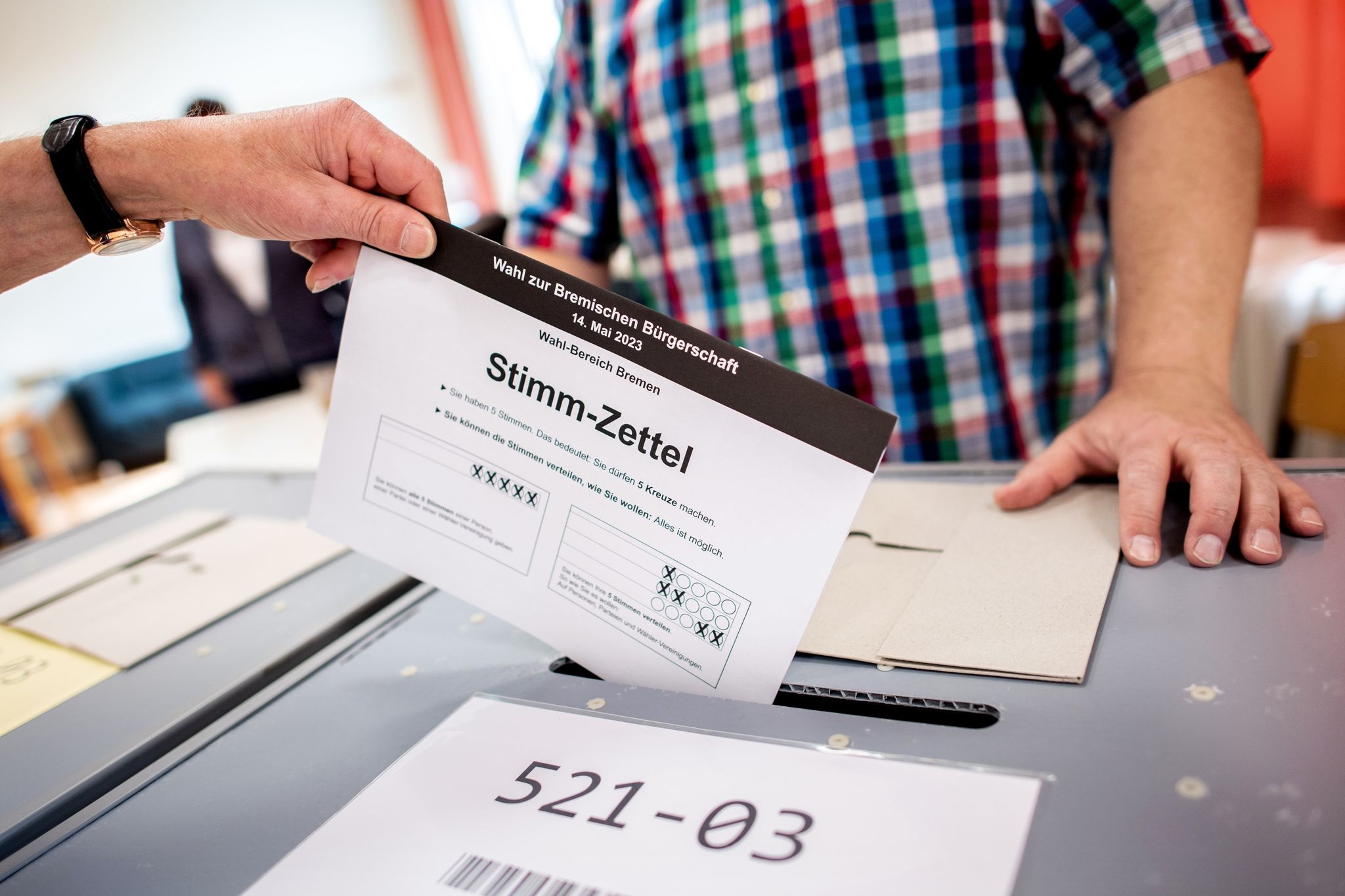Ein Bürger Wirft In Einem Wahllokal Seinen Stimmzettel Für Die Bürgerschaftswahl In Eine Wahlurne.