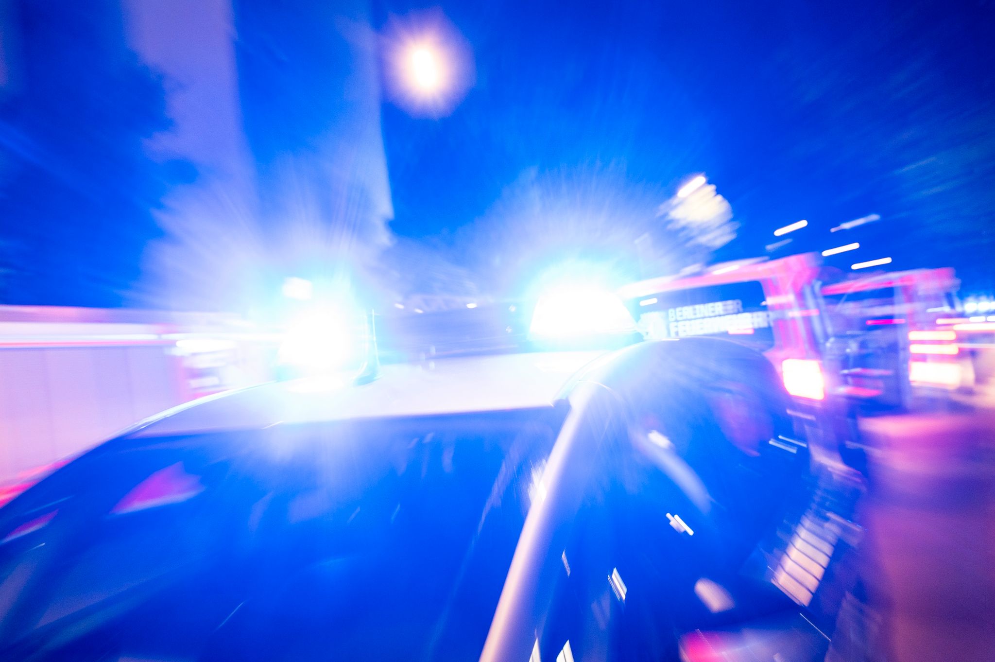 Ein Streifenwagen Der Polizei Steht Mit Blaulicht An Einem Einsatzort.