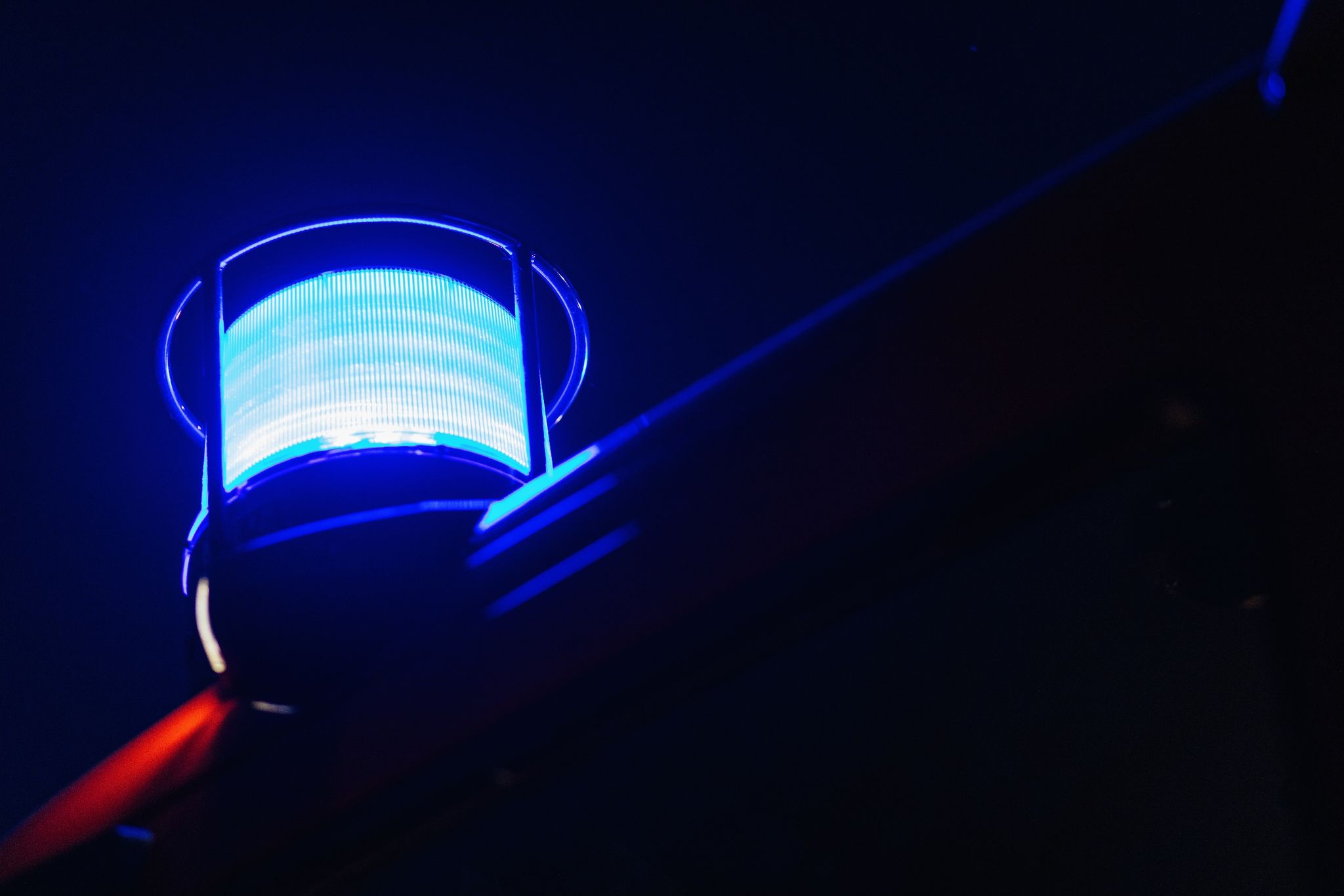 Das Blaulicht Leuchtet Auf Dem Dach Eines Feuerwehrfahrzeugs.