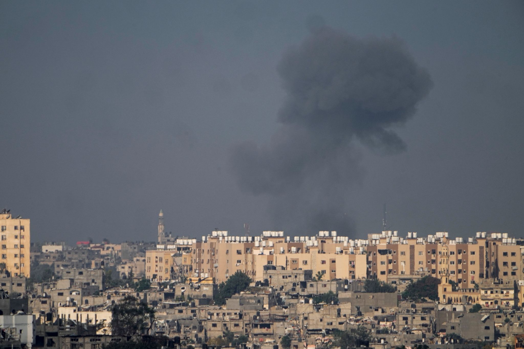 Rauch Steigt Nach Einem Israelischen Luftangriff Im Gazastreifen Auf - Vom Süden Israels Aus Gesehen.