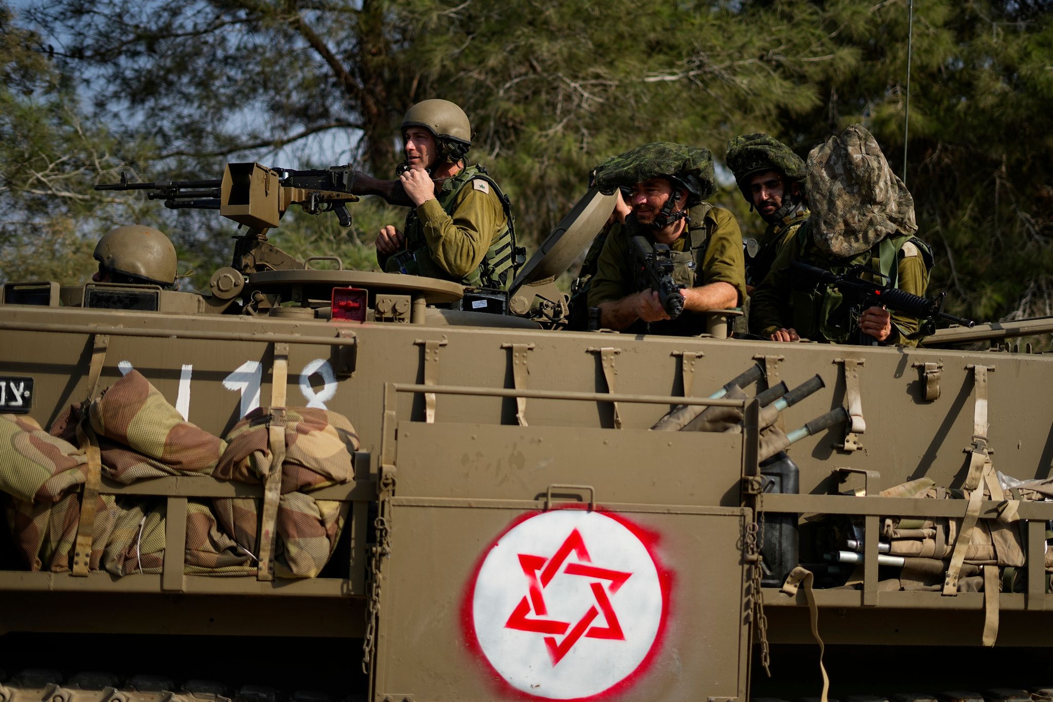 Israelische Soldaten Fahren Einen Gepanzerten Mannschaftstransportwagen (APC) In Der Nähe Der Grenze Zum Gazastreifen Im Süden Israels.