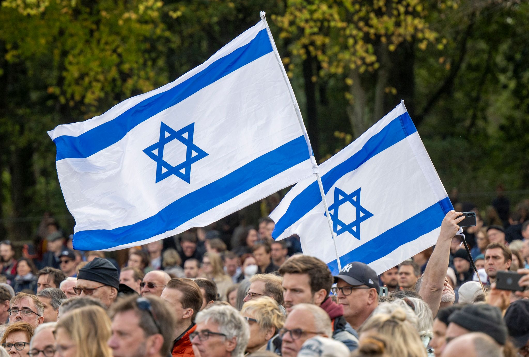 Teilnehmer Der Kundgebung „Aufstehen Gegen Terror, Hass Und Antisemitismus – In Solidarität Und Mitgefühl Mit Israel“ Vor Dem Brandenburger Tor In Berlin.