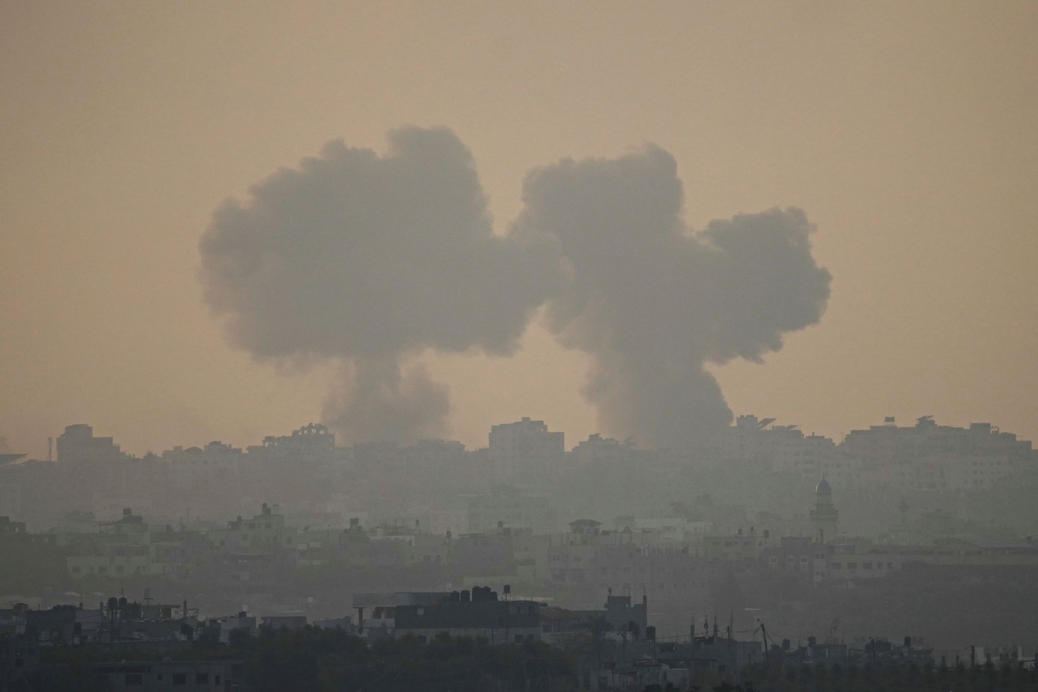 Rauch Steigt Nach Einem Israelischen Luftangriff Auf Den Gazastreifen Auf.