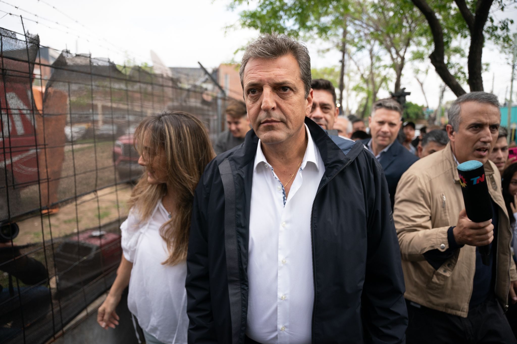 Sergio Massa Kommt In Einem Wahllokal In Buenos Aires An, Um Seine Stimme Abzugeben.