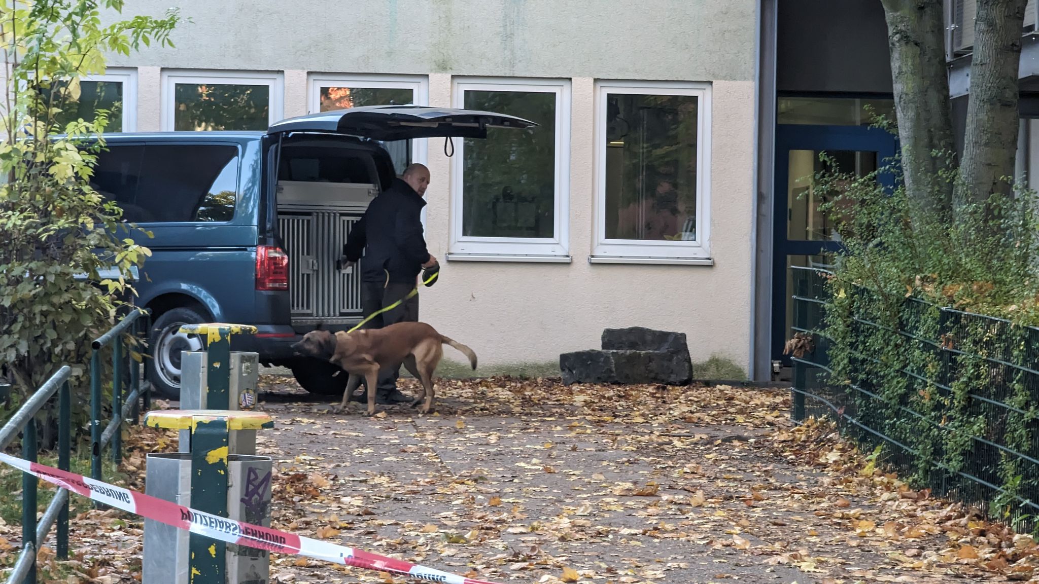 Nach Einer Bombendrohung Ist Eine Schule In Erfurt Evakuiert Worden.