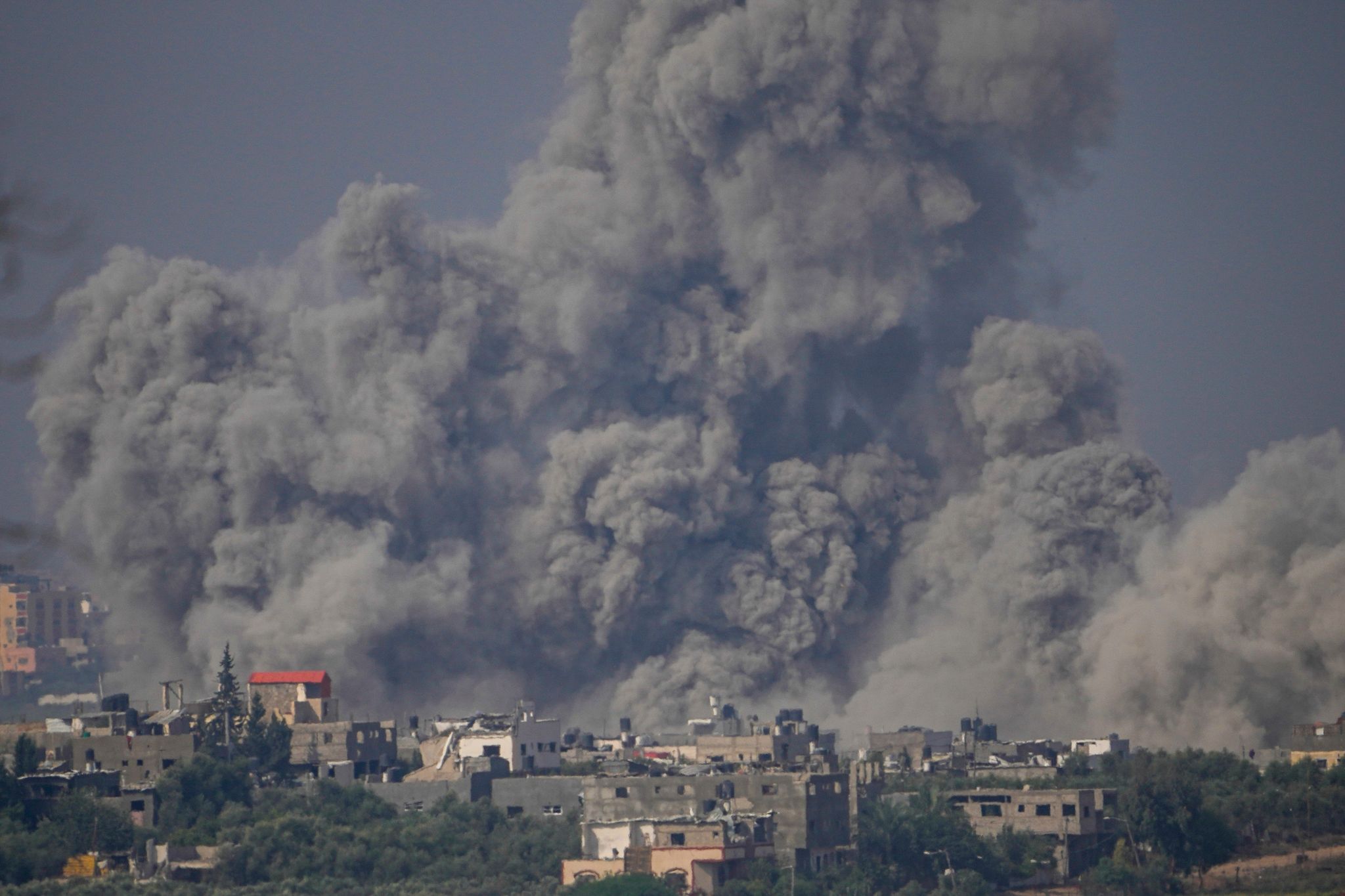 Rauch Steigt Nach Einem Israelischen Luftangriff Im Gazastreifen Auf.