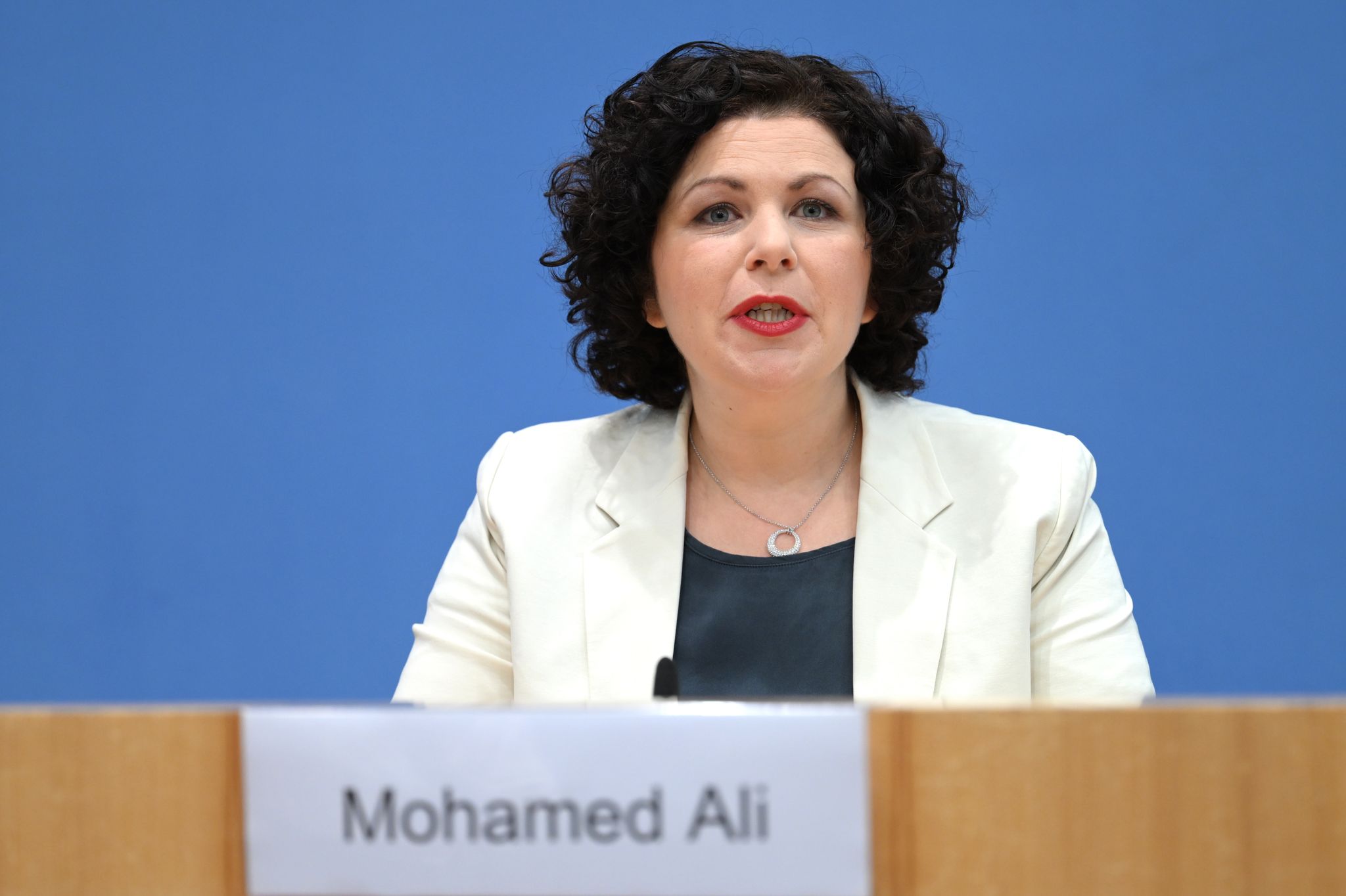 Die Ehemalige Linken-Vorsitzende Amira Mohamed Ali Spricht Während Der Pressekonferenz In Berlin.