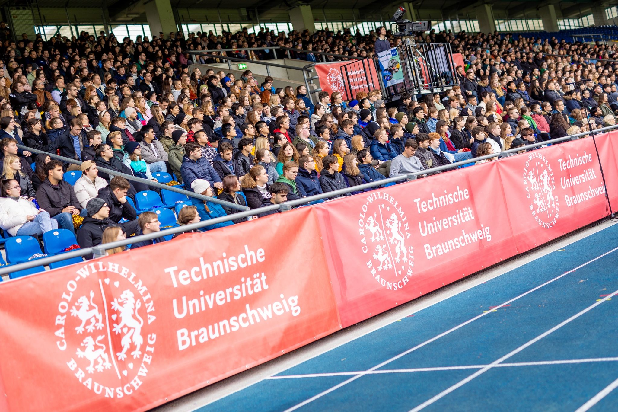 Studierende Nehmen Im Eintracht-Stadion An Der Erstsemesterbegrüßung Der TU Braunschweig Teil.