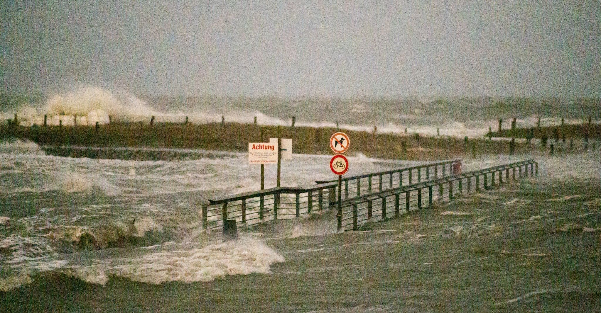 Ein Fußgängerübergang Wird Während Eines Sturms Von Den Wellen Der Nordsee Umspült.