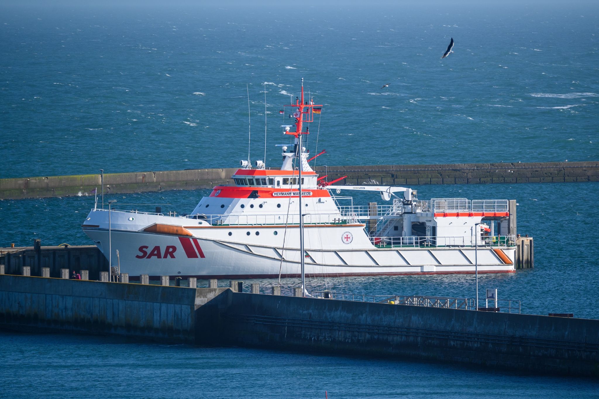 Der Seenotrettungskreuzer «Hermann Marwede» Der DGzRS Liegt Im Helgoländer Hafen.