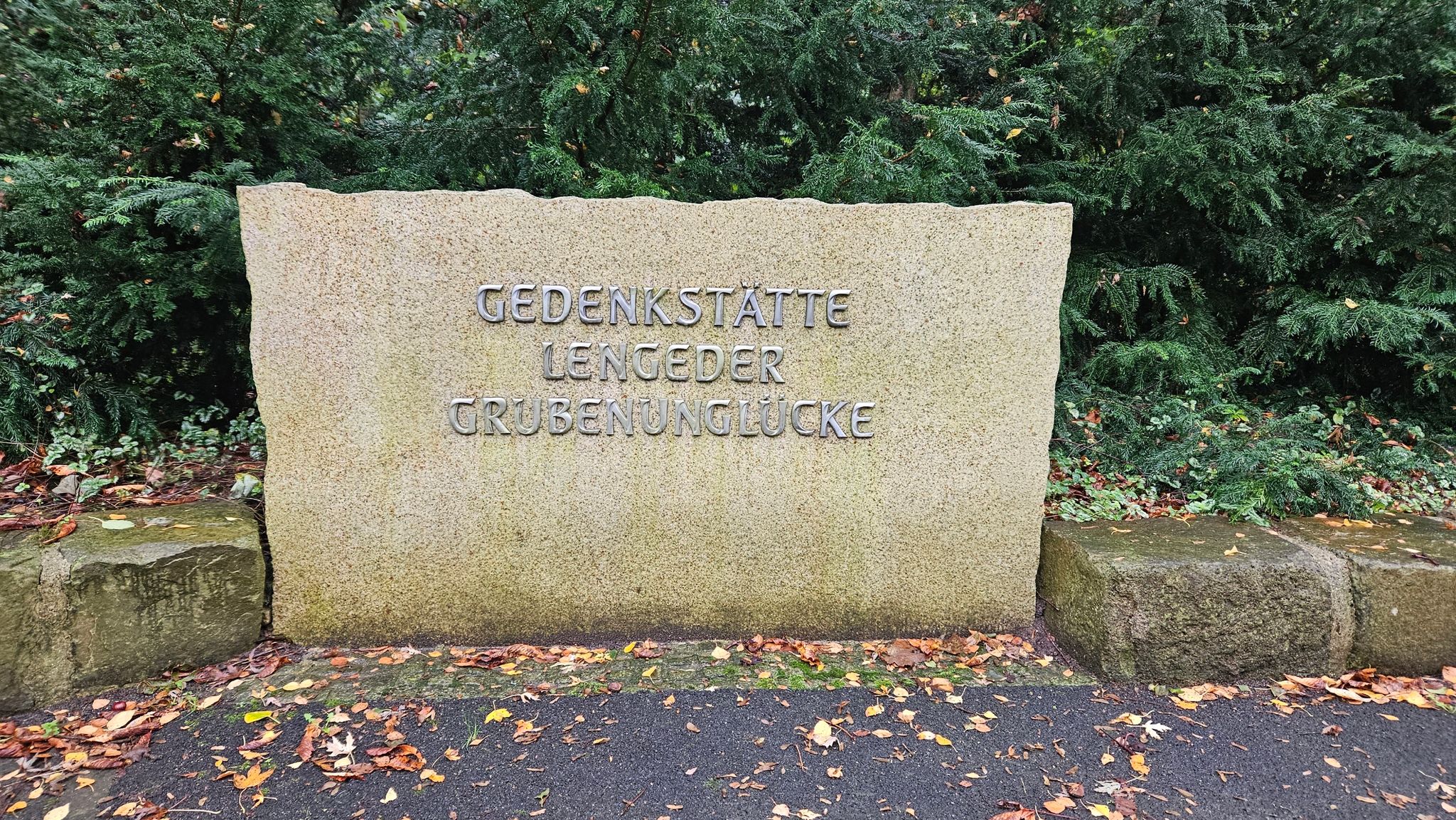 Blick Auf Einen Gedenkstein Mit Der Aufschrift «Gedenkstätte Lengeder Grubenunglücke» In Lengede.
