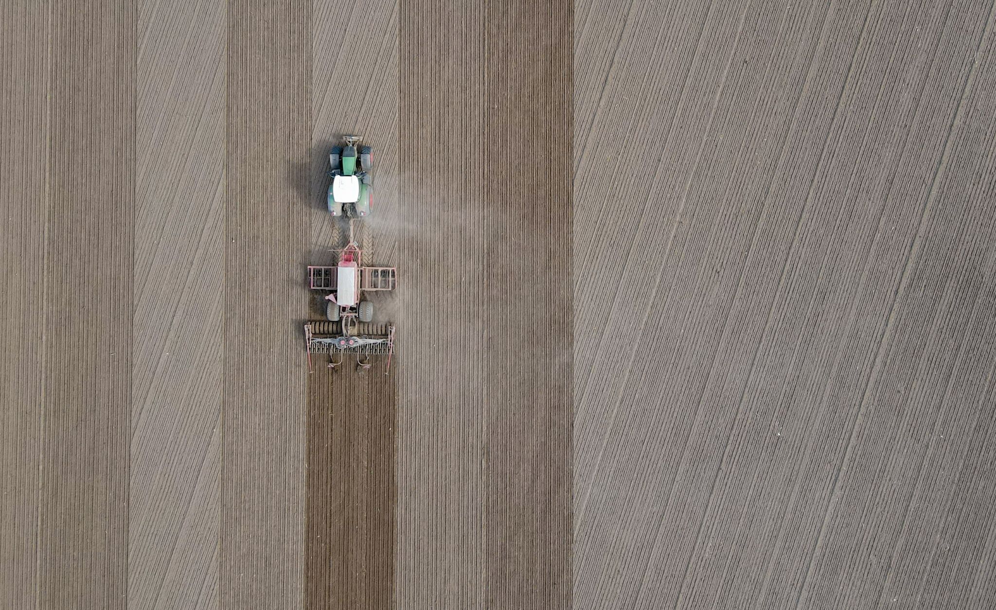 Ein Landwirt Bringt Saatgut In Den Boden Aus.